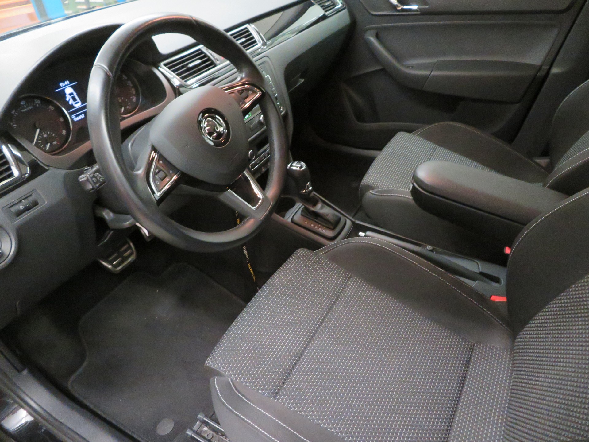 SKODA 1.4 TSI Elegance DSG-image-3
