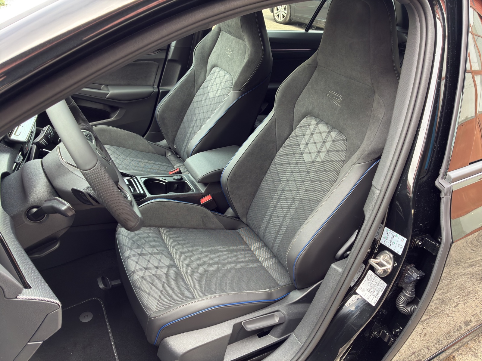 VW Golf Variant 2.0 TSI R-Line DSG 4 Motion-image-11