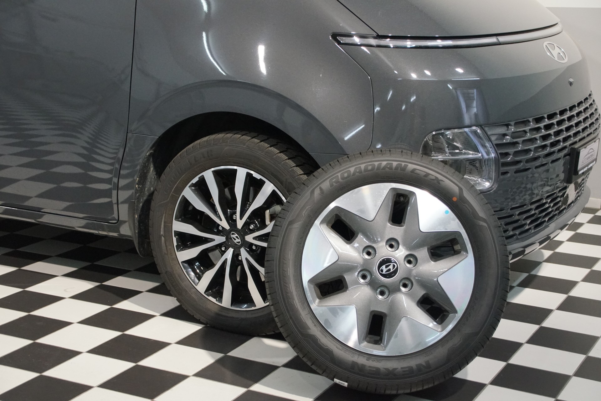 HYUNDAI Staria Premium 1.6 T-GDi HEV Vertex A *swiss*-image-3