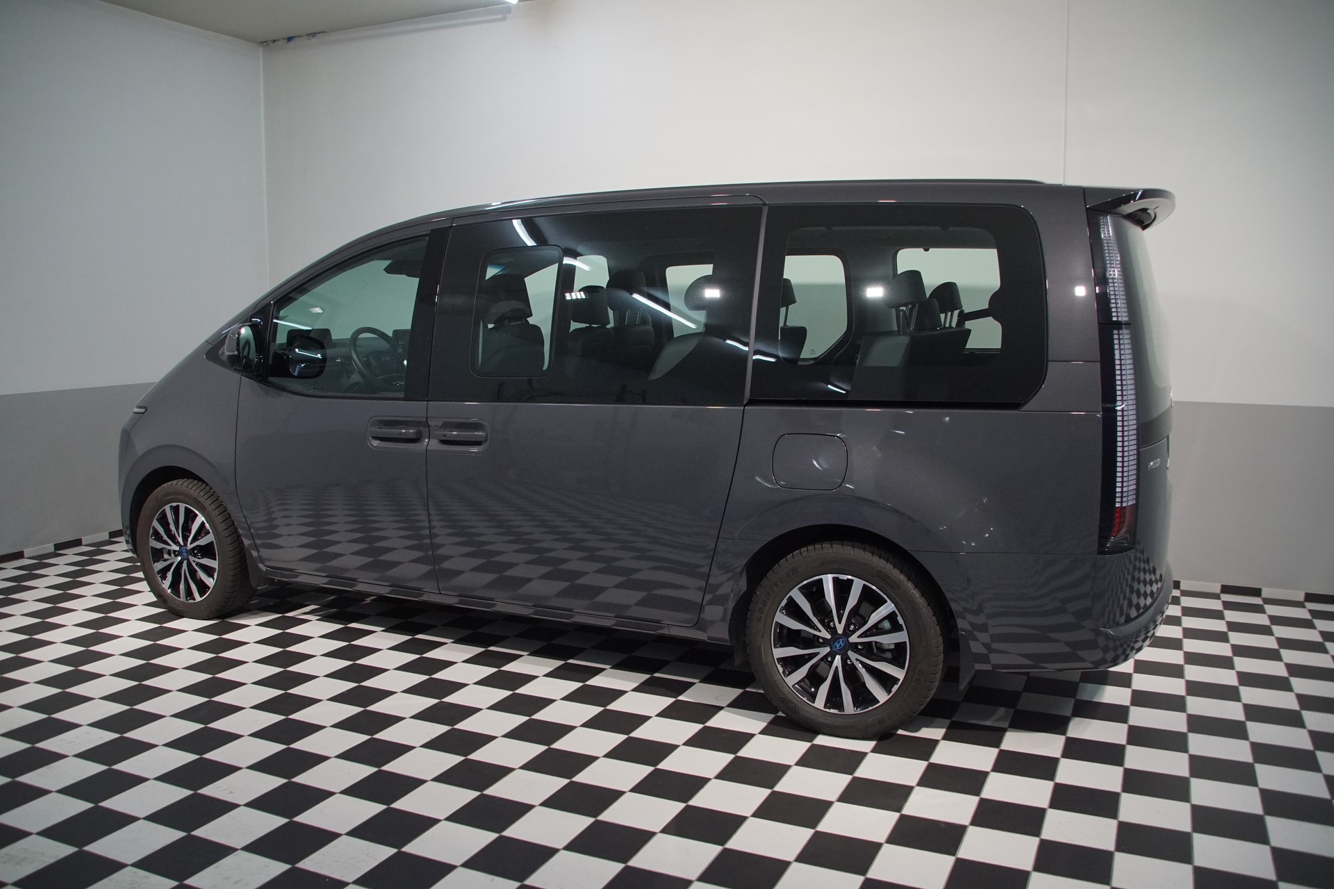 HYUNDAI Staria Premium 1.6 T-GDi HEV Vertex A *swiss*-image-9