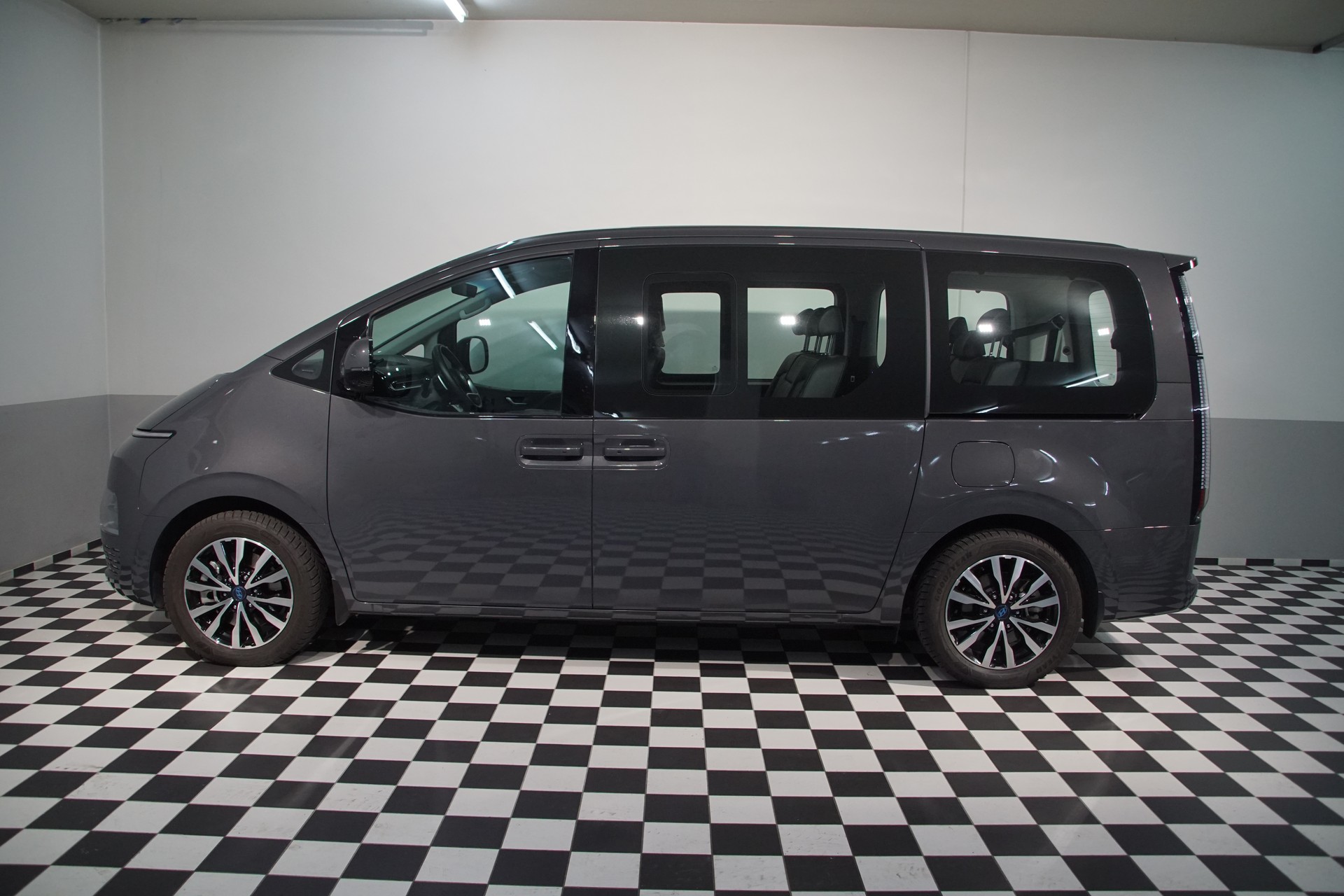 HYUNDAI Staria Premium 1.6 T-GDi HEV Vertex A *swiss*-image-12