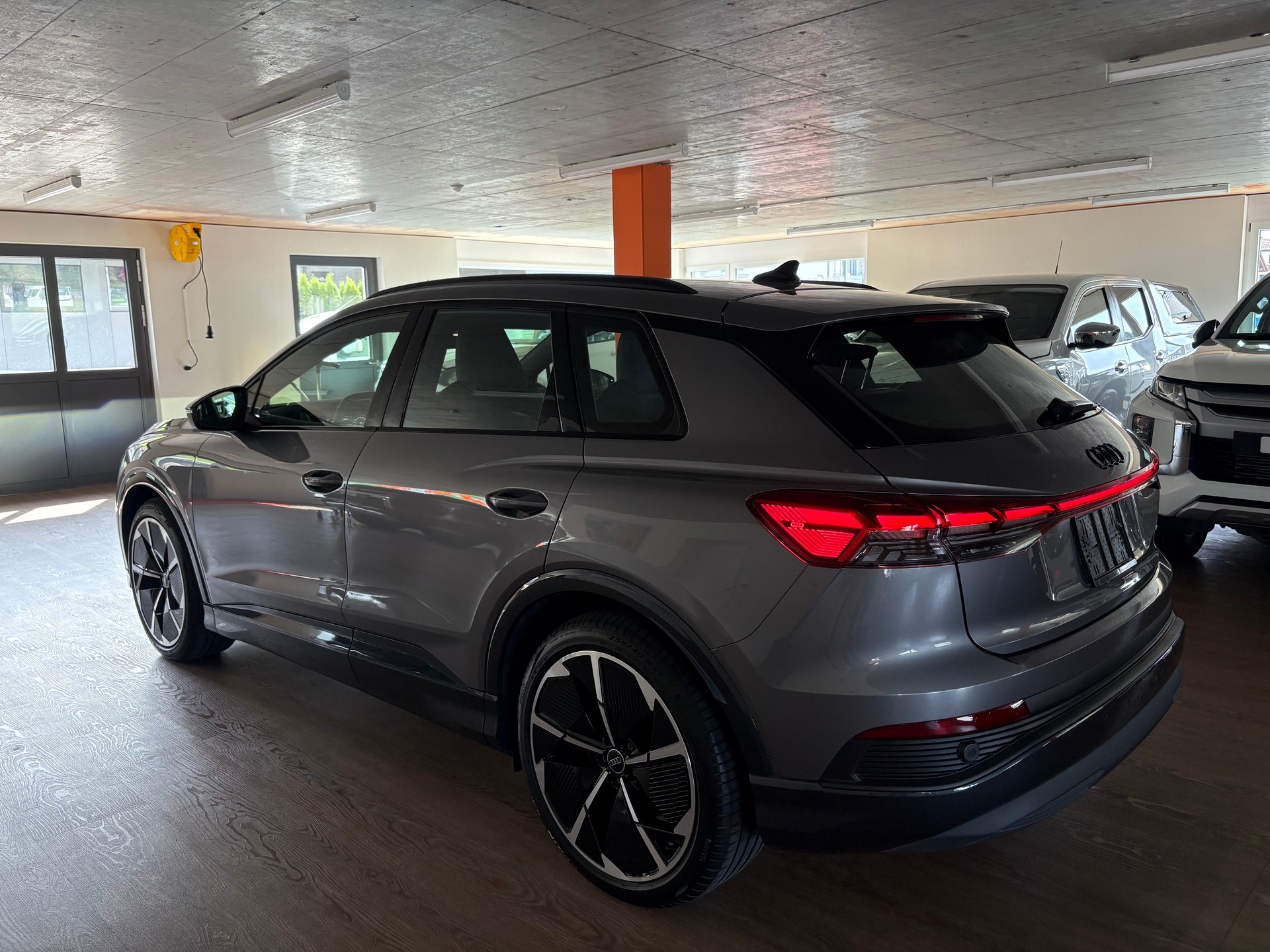 AUDI Q4 e-tron 45 Attraction quattro 82kWh S-line / Black-Optik-image-5
