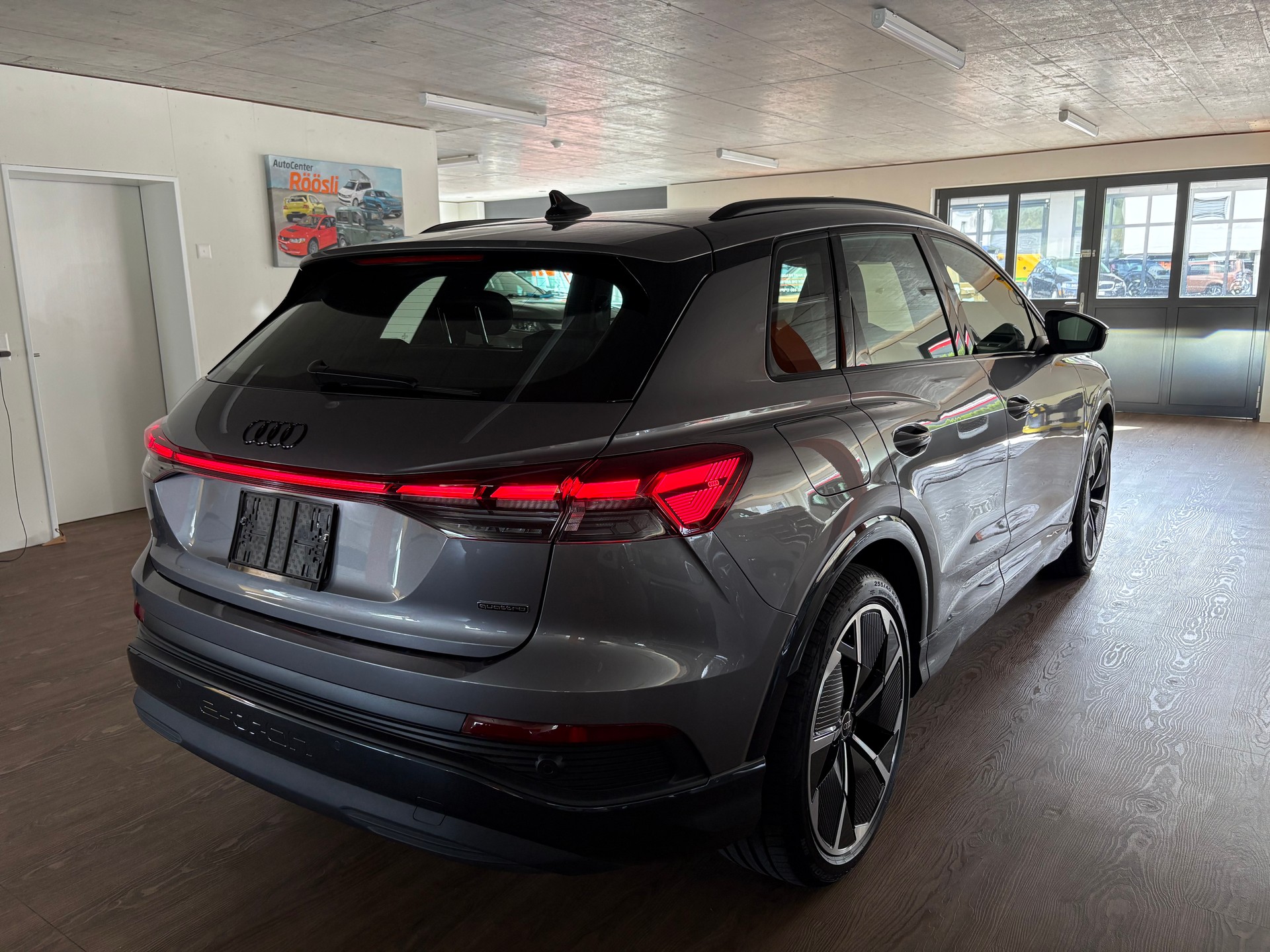 AUDI Q4 e-tron 45 Attraction quattro 82kWh S-line / Black-Optik-image-4
