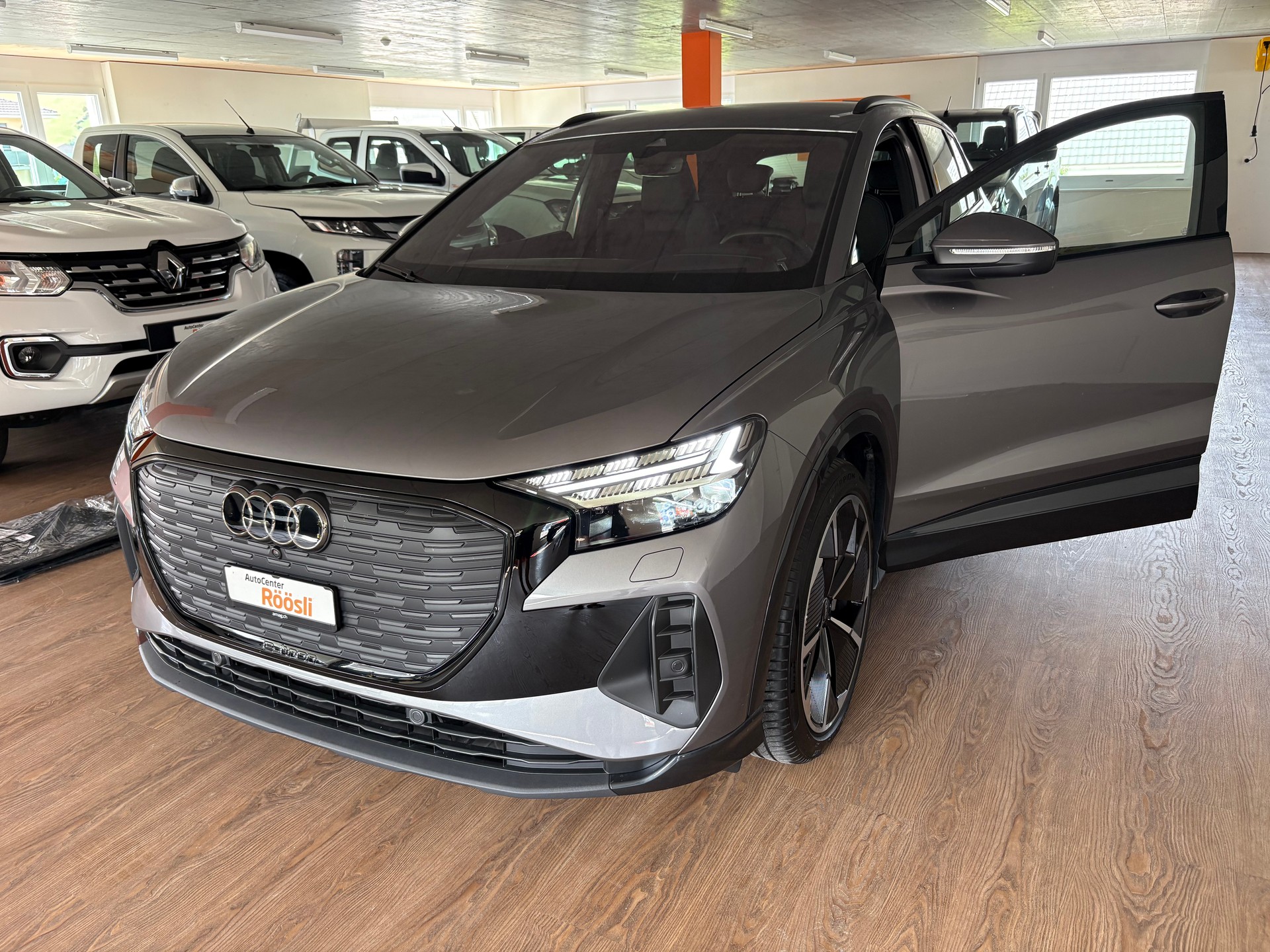 AUDI Q4 e-tron 45 Attraction quattro 82kWh S-line / Black-Optik-image-10