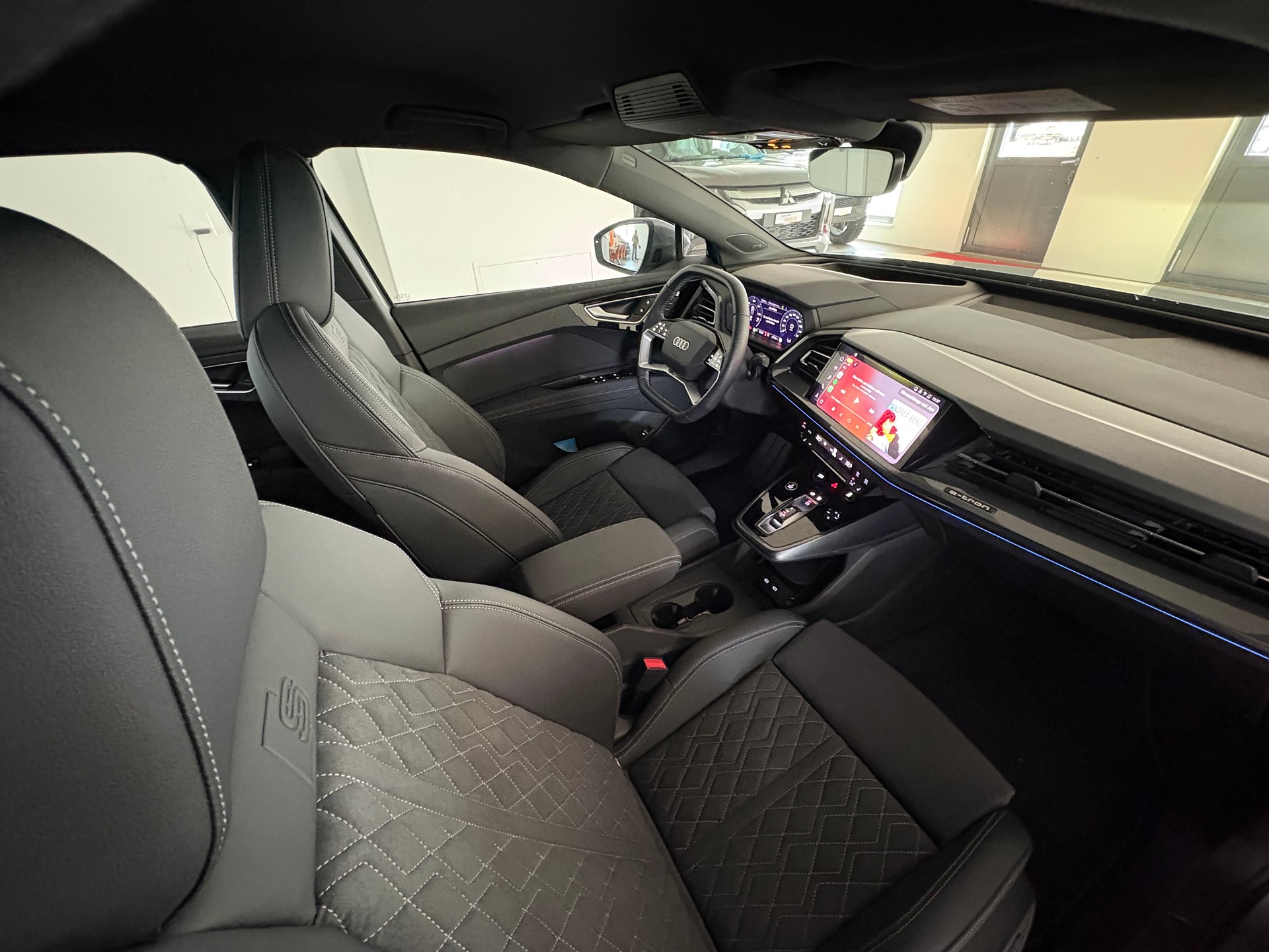 AUDI Q4 e-tron 45 Attraction quattro 82kWh S-line / Black-Optik-image-6