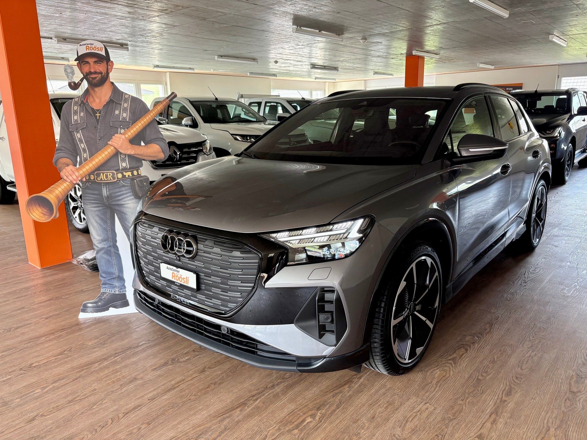 AUDI Q4 e-tron 45 Attraction quattro 82kWh S-line / Black-Optik-image-0