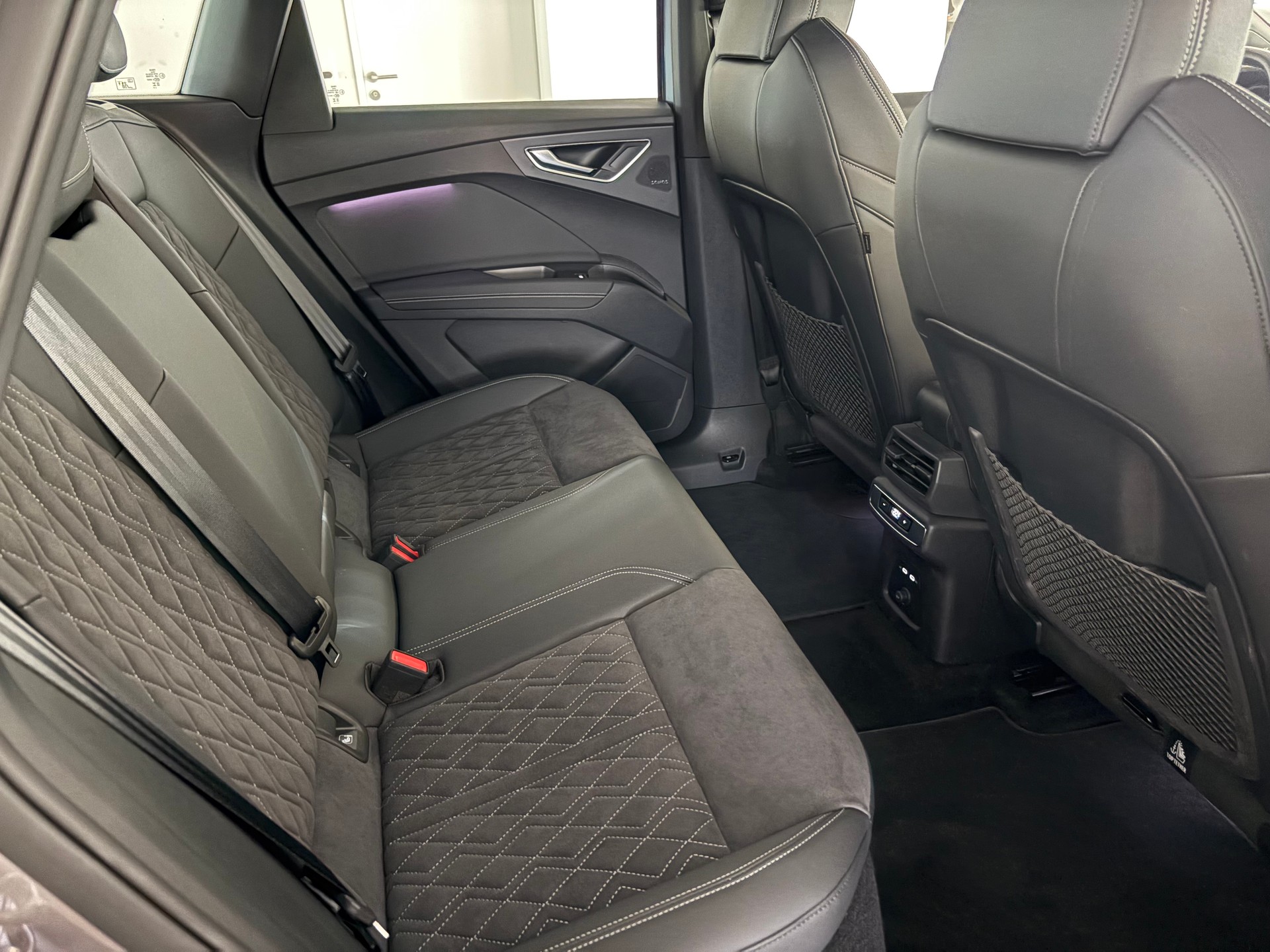AUDI Q4 e-tron 45 Attraction quattro 82kWh S-line / Black-Optik-image-7