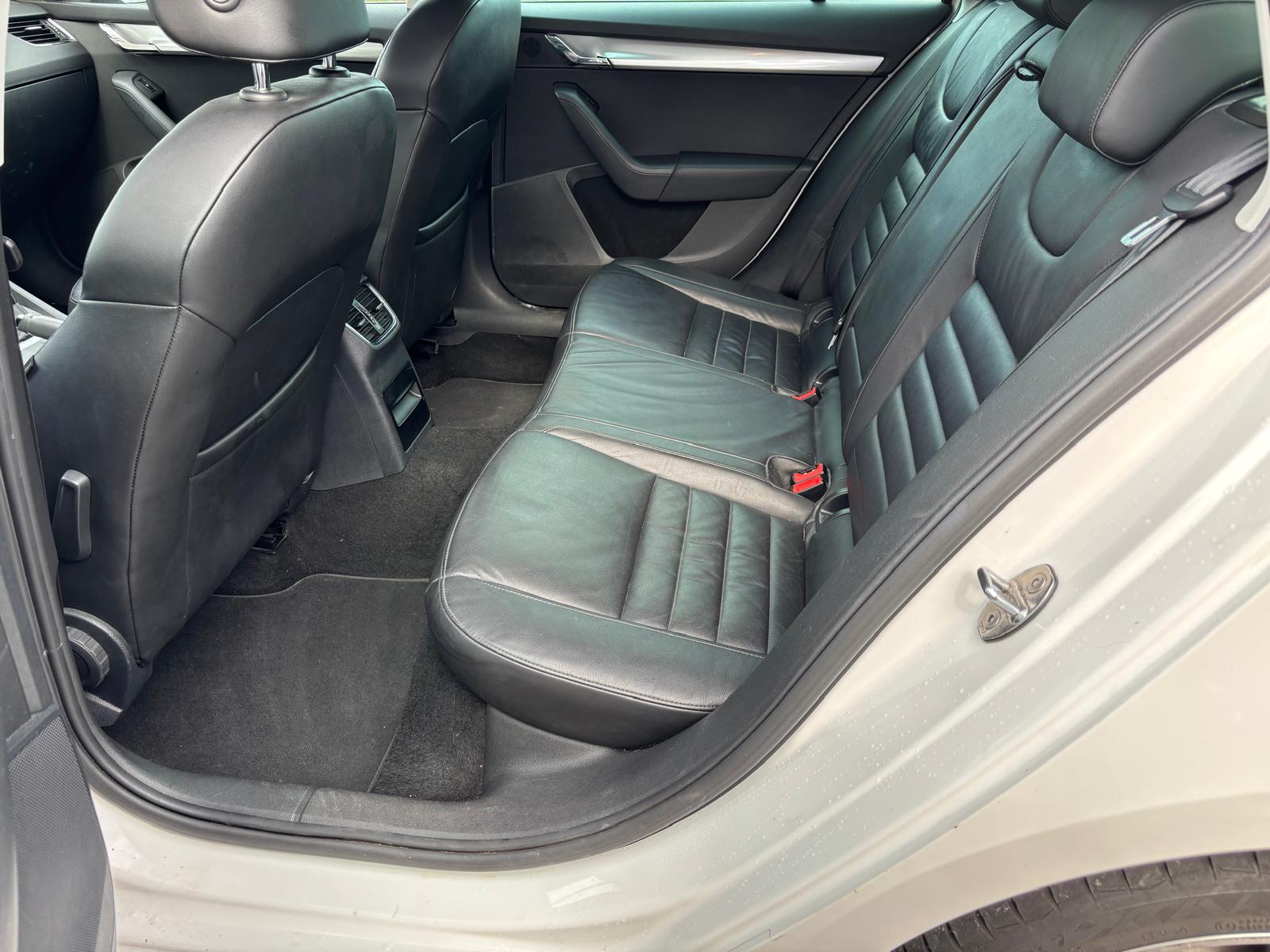 SKODA Octavia Combi 1.8 TSI Elegance 4x4 DSG-image-10