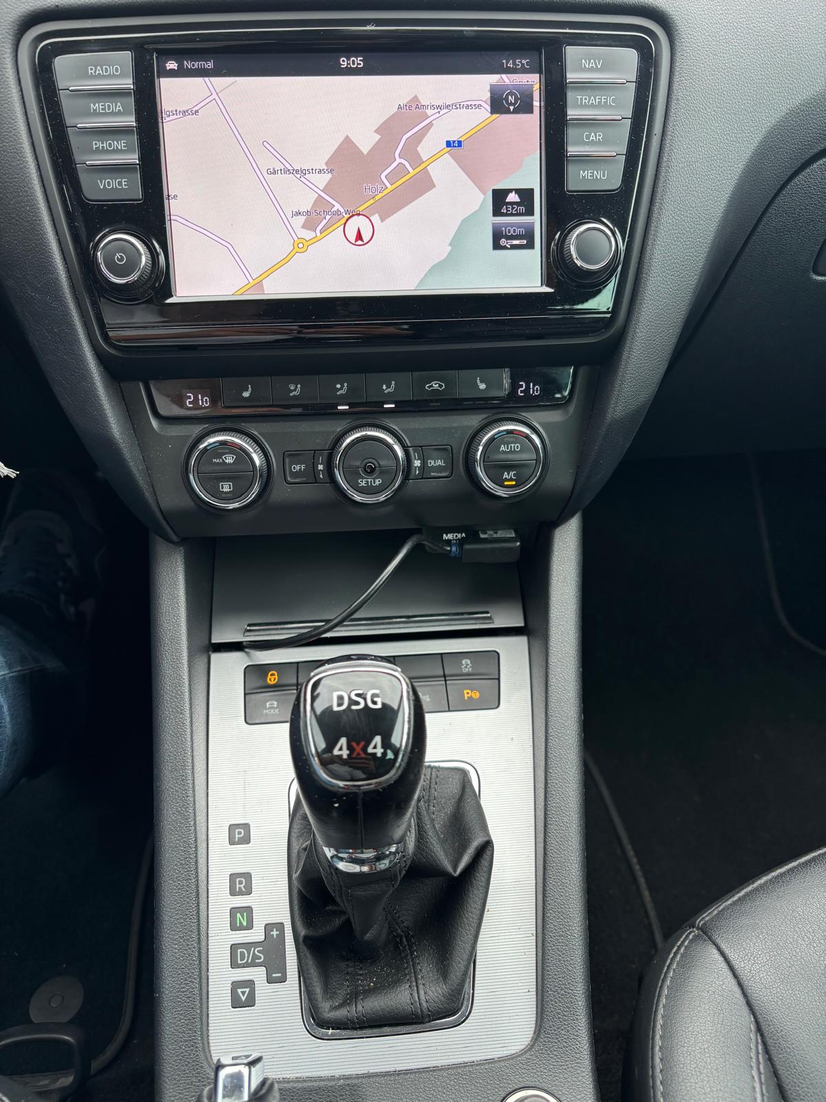 SKODA Octavia Combi 1.8 TSI Elegance 4x4 DSG-image-12