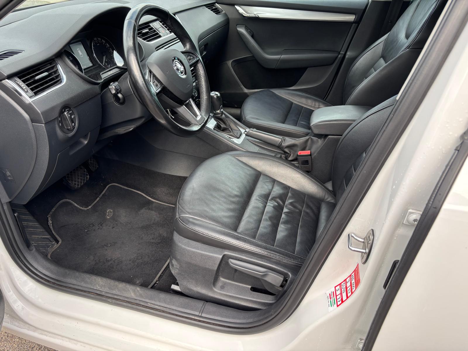SKODA Octavia Combi 1.8 TSI Elegance 4x4 DSG-image-9