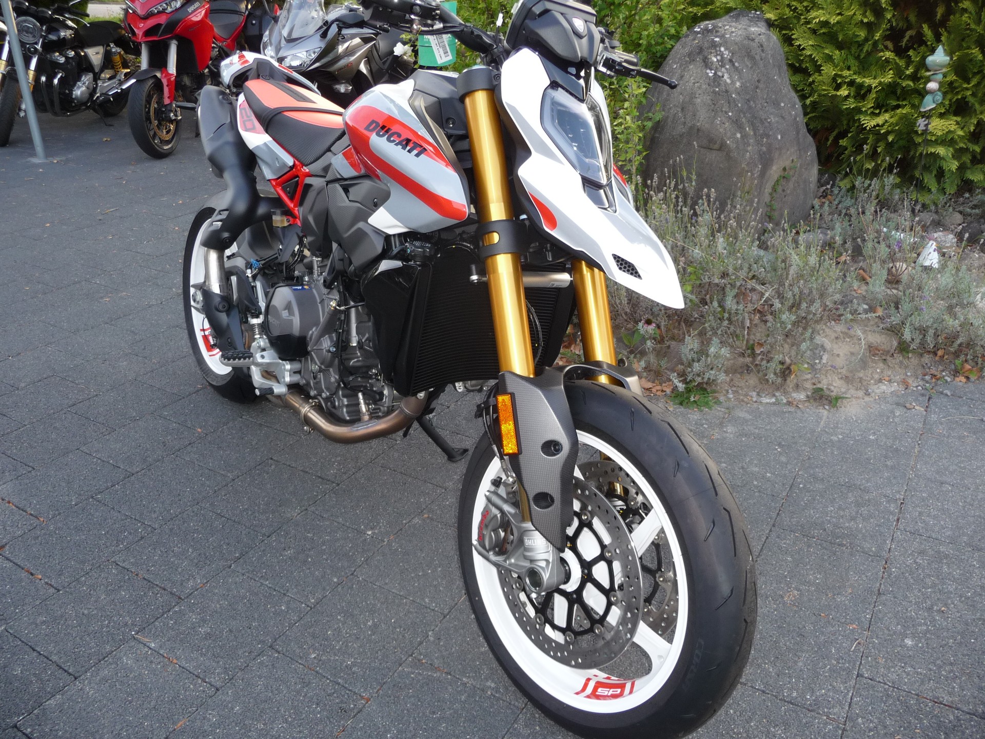 DUCATI SP-showroom-element-2