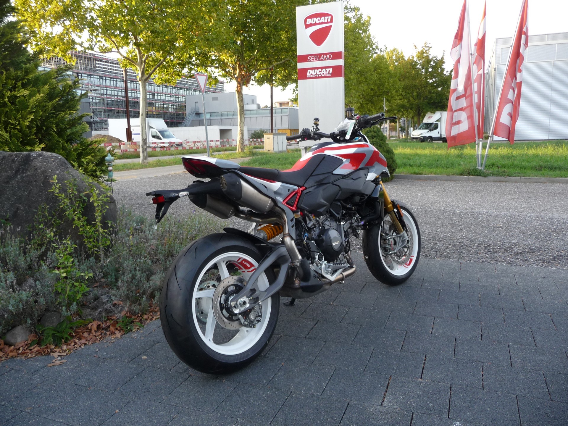 DUCATI SP-showroom-element-1