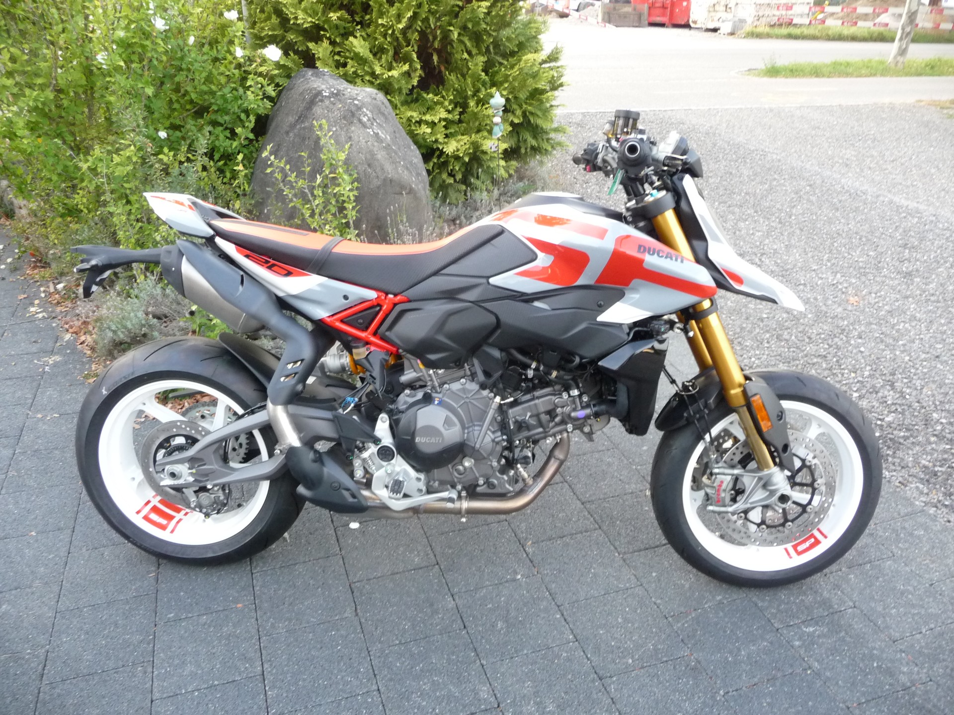 DUCATI SP-showroom-element-3