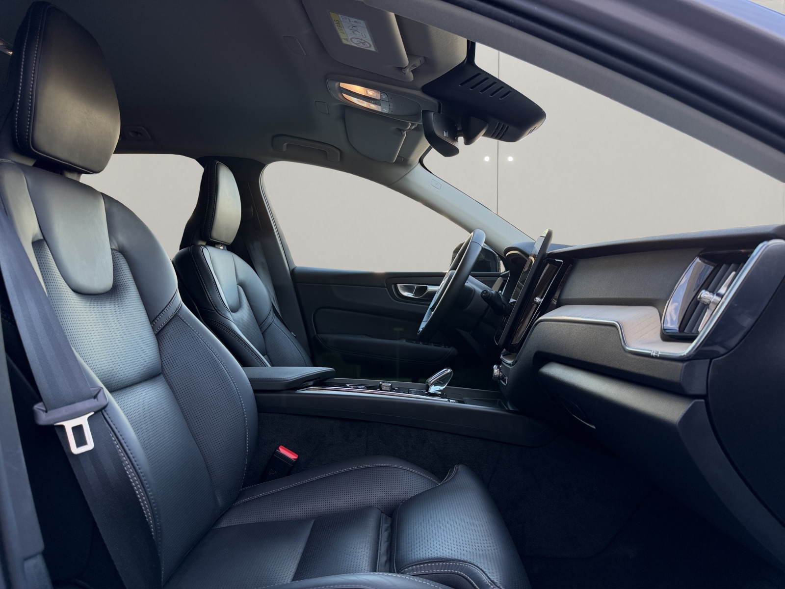 VOLVO XC60 2.0 B5 MH Plus Dark AWD-image-9