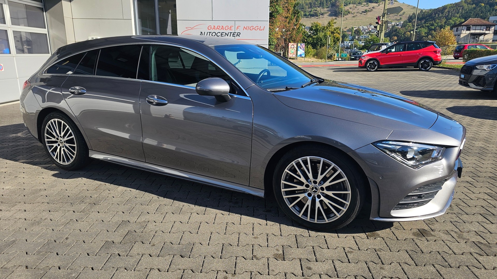 MERCEDES-BENZ CLA Shooting Brake 250 4Matic 7G-DCT AMG Line-image-2