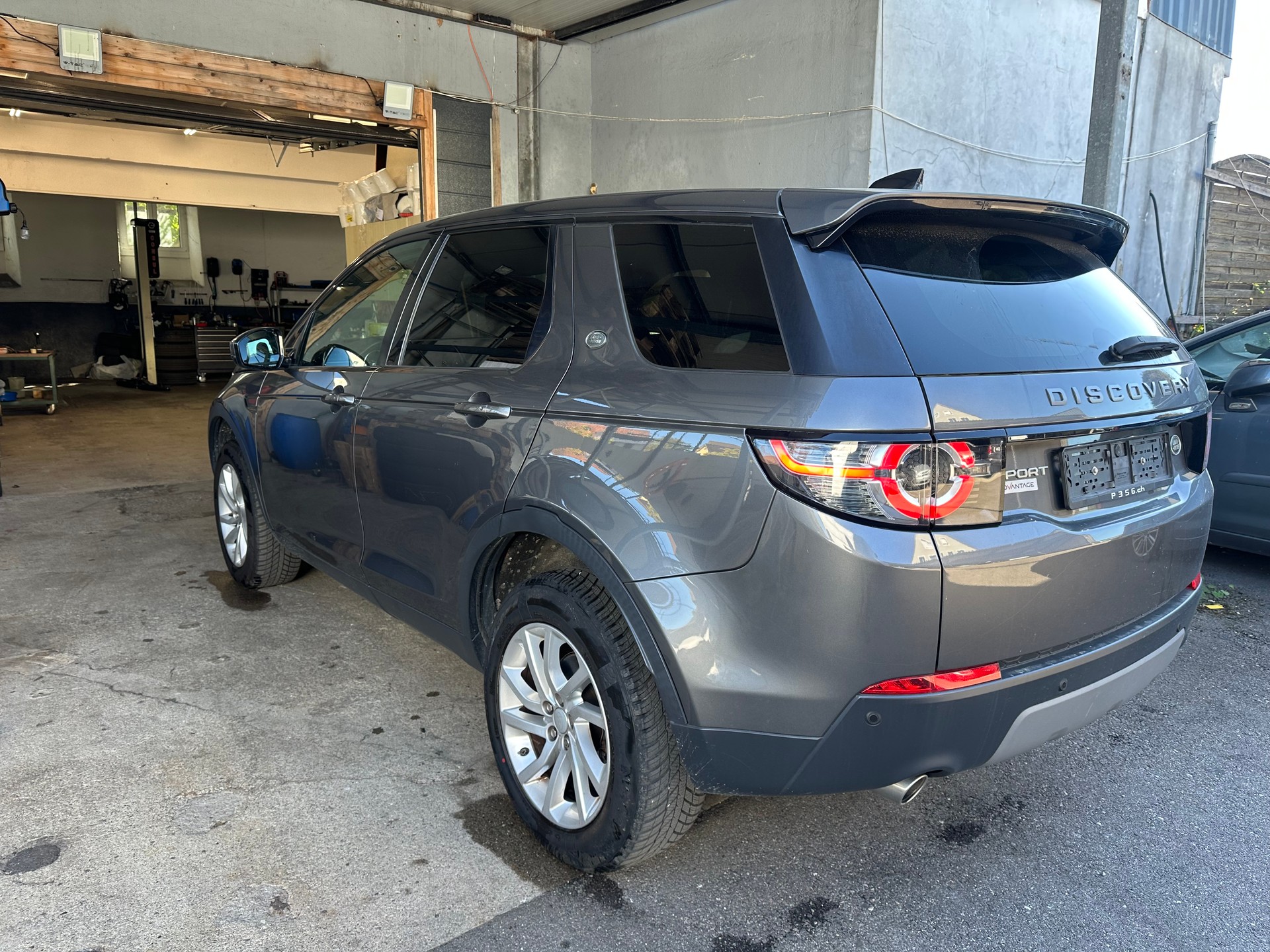 LAND ROVER Discovery Sport 2.0 TD4 Advantage AT9-image-2