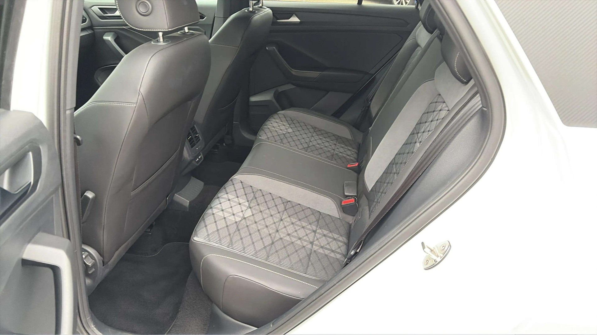 VW T-Roc 2.0 TSI R-Line DSG 4Motion Black Style mit AHK & Rückfahrkamera-image-12