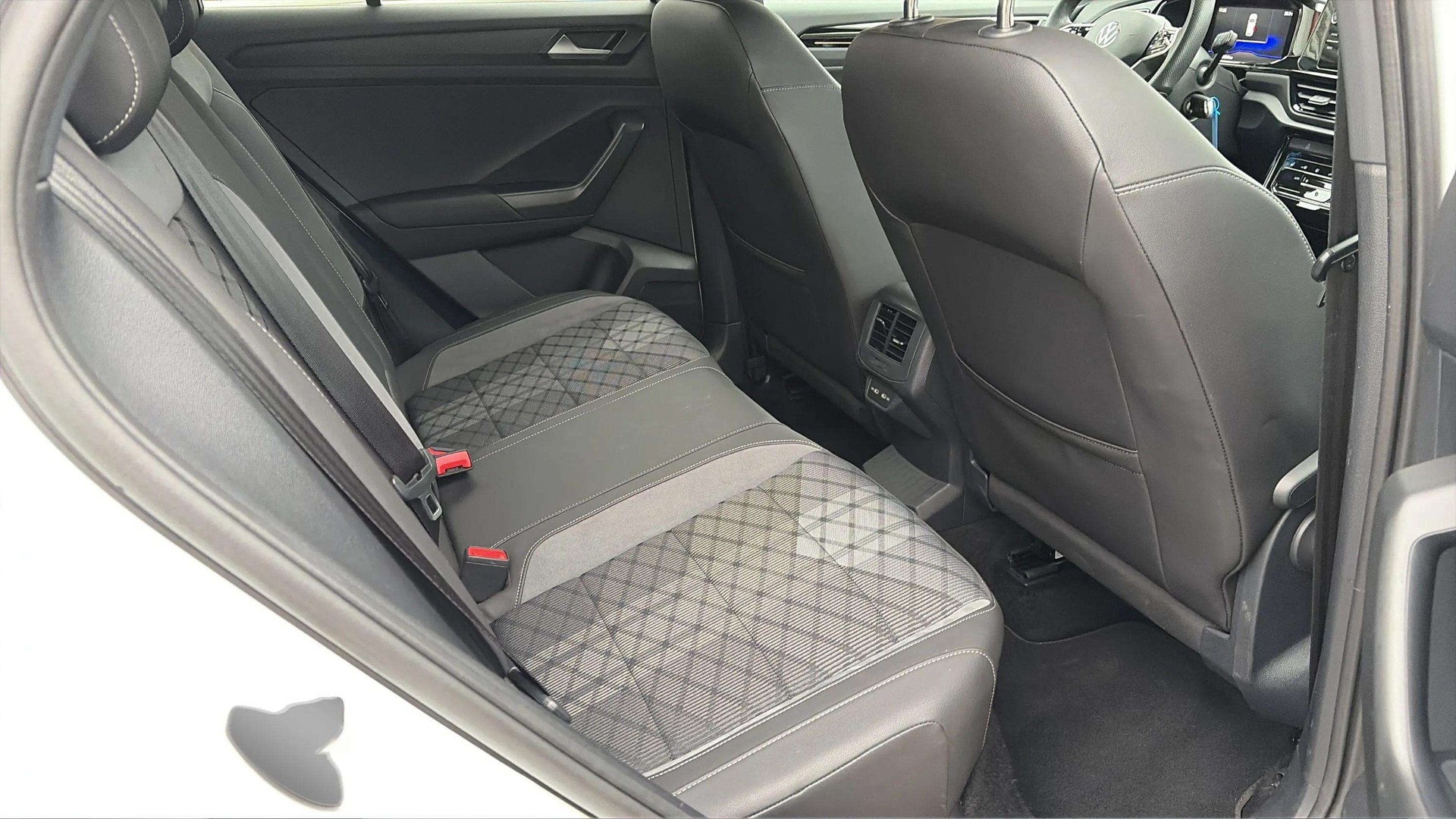 VW T-Roc 2.0 TSI R-Line DSG 4Motion Black Style mit AHK & Rückfahrkamera-image-13