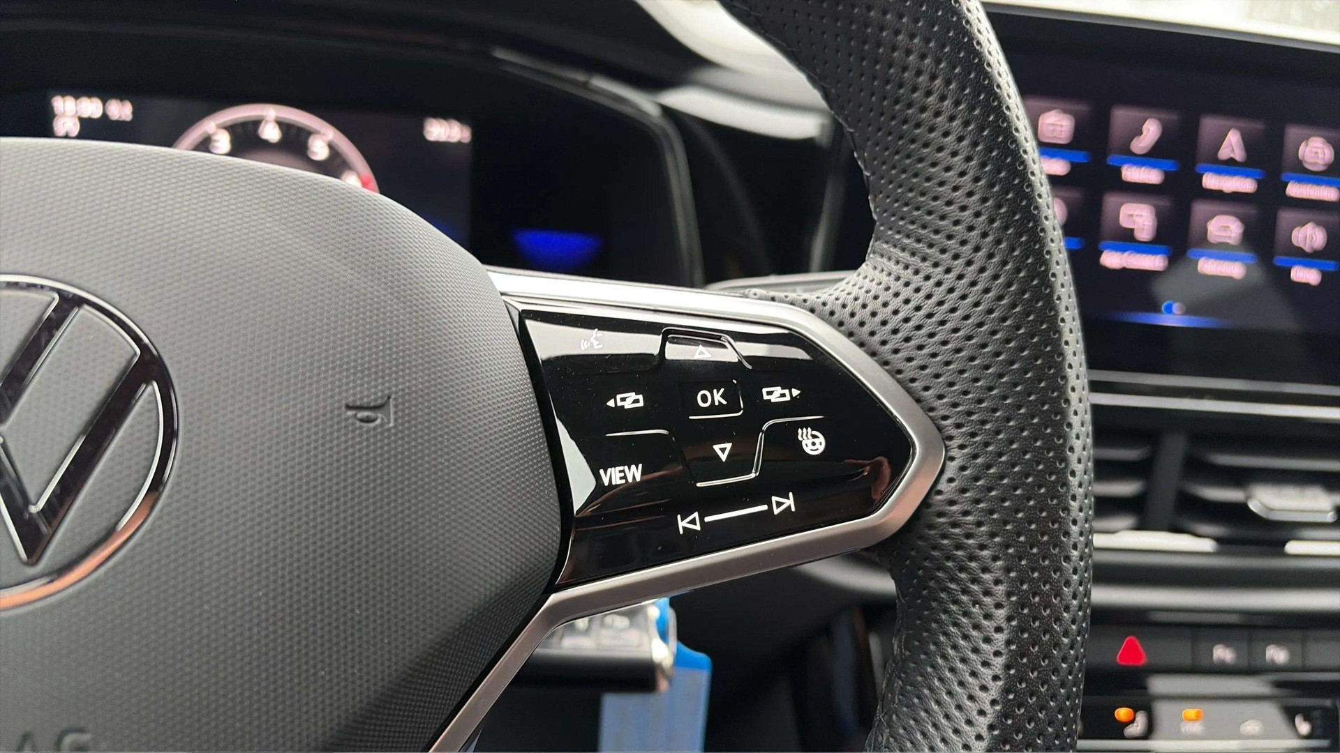 VW T-Roc 2.0 TSI R-Line DSG 4Motion Black Style mit AHK & Rückfahrkamera-image-22