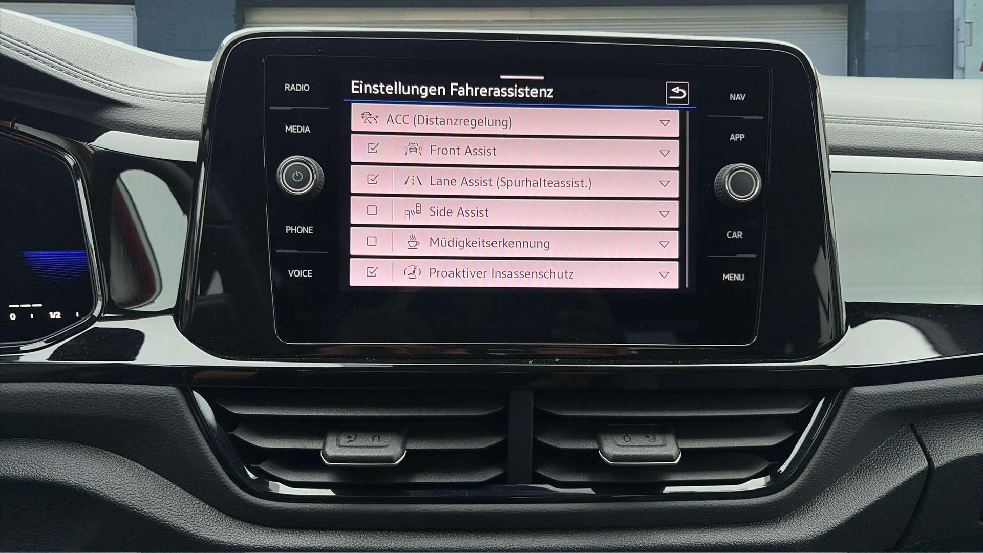 VW T-Roc 2.0 TSI R-Line DSG 4Motion Black Style mit AHK & Rückfahrkamera-image-19