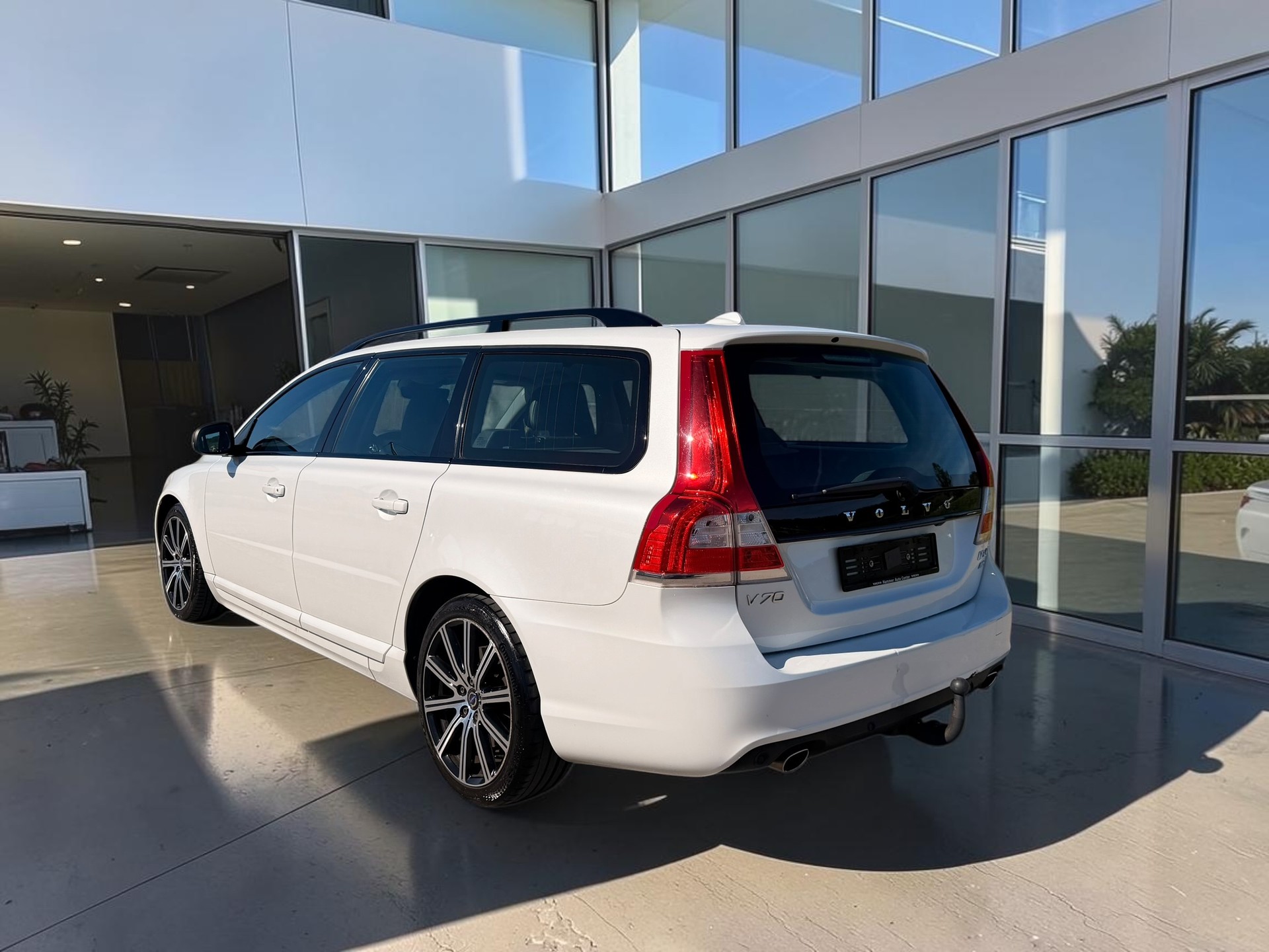 VOLVO V70 D4 AWD Momentum Dynamic Edition Geartronic-image-3
