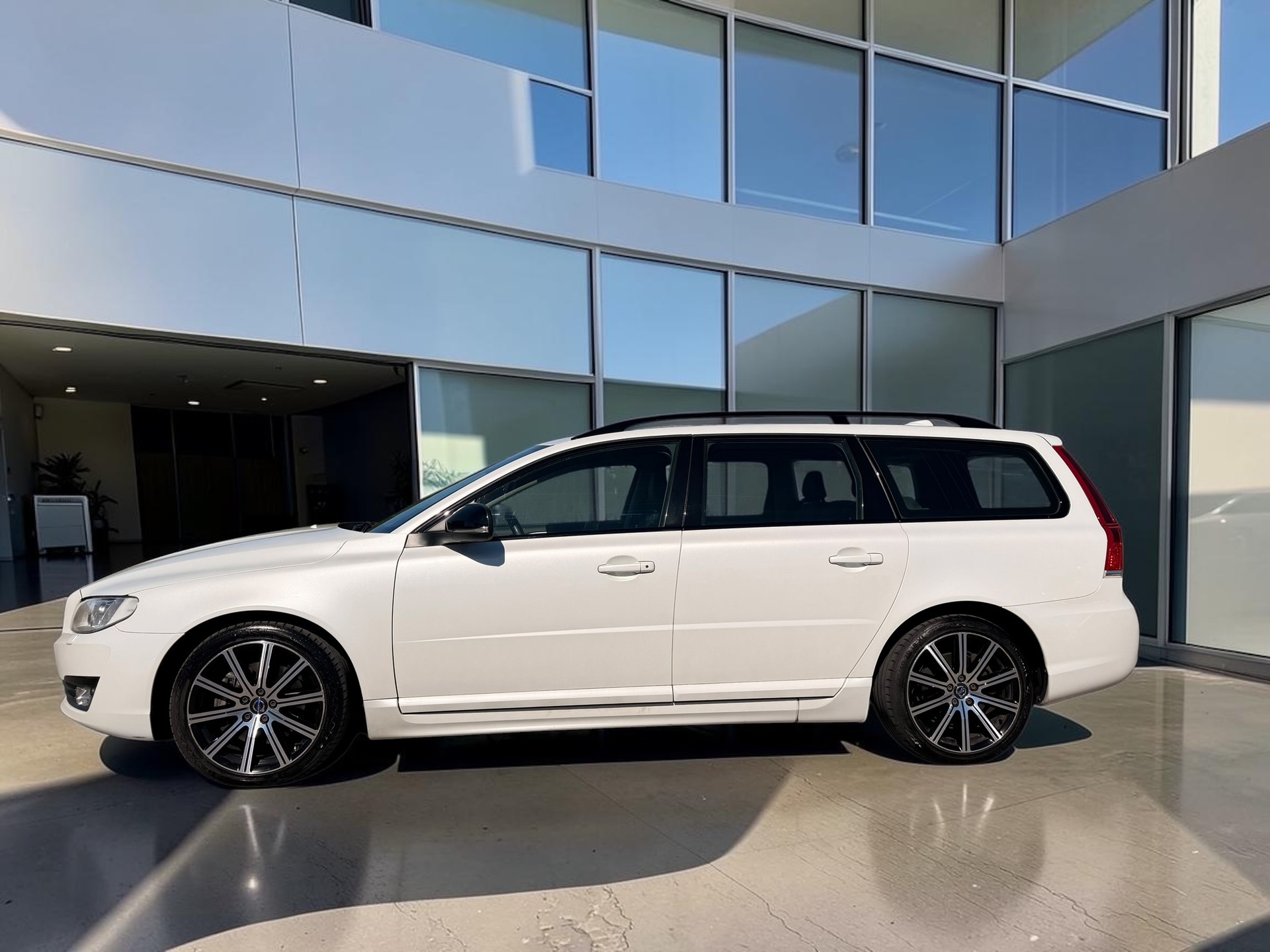 VOLVO V70 D4 AWD Momentum Dynamic Edition Geartronic-image-2