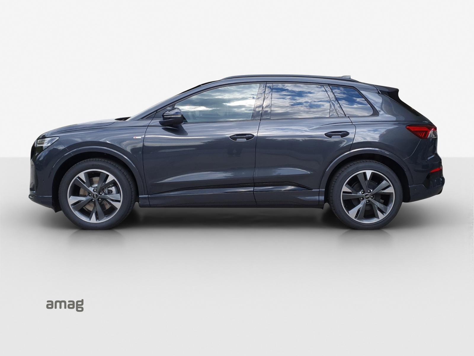 AUDI Q4 e-tron SUV quattro performance Swiss Ski-image-1