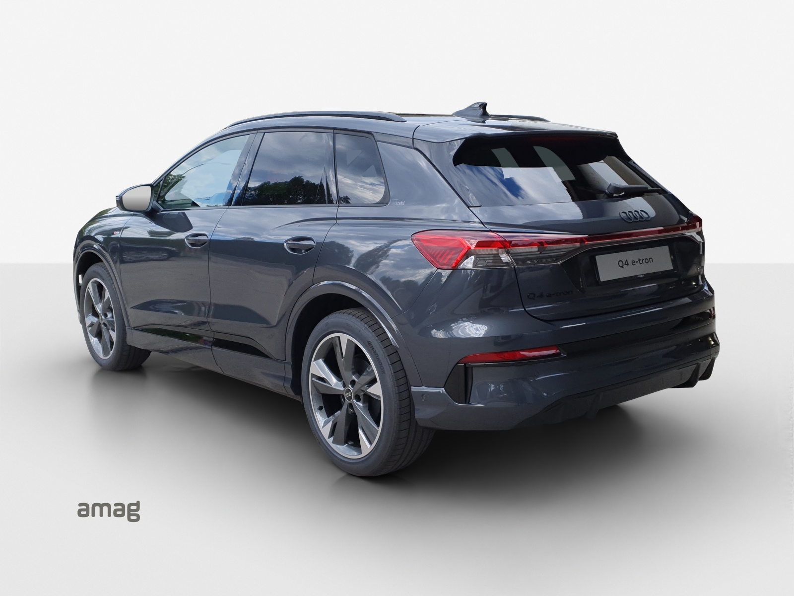 AUDI Q4 e-tron SUV quattro performance Swiss Ski-image-2