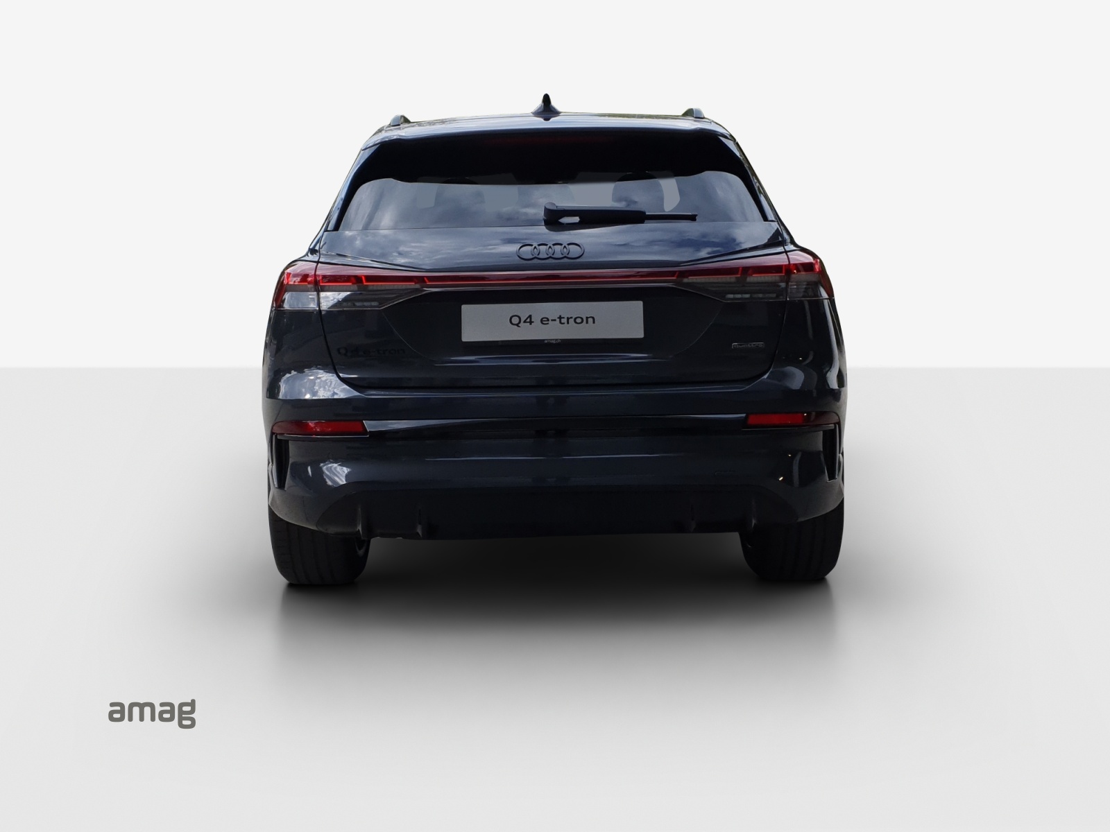AUDI Q4 e-tron SUV quattro performance Swiss Ski-image-3