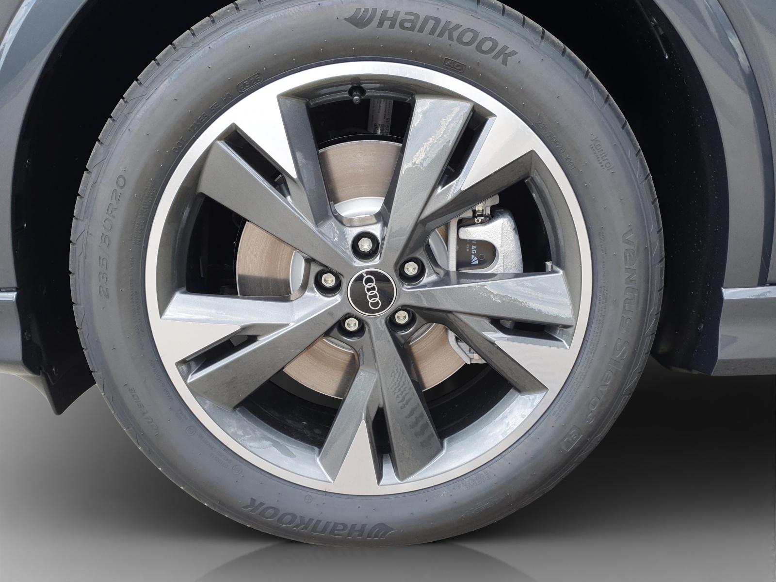 AUDI Q4 e-tron SUV quattro performance Swiss Ski-image-13