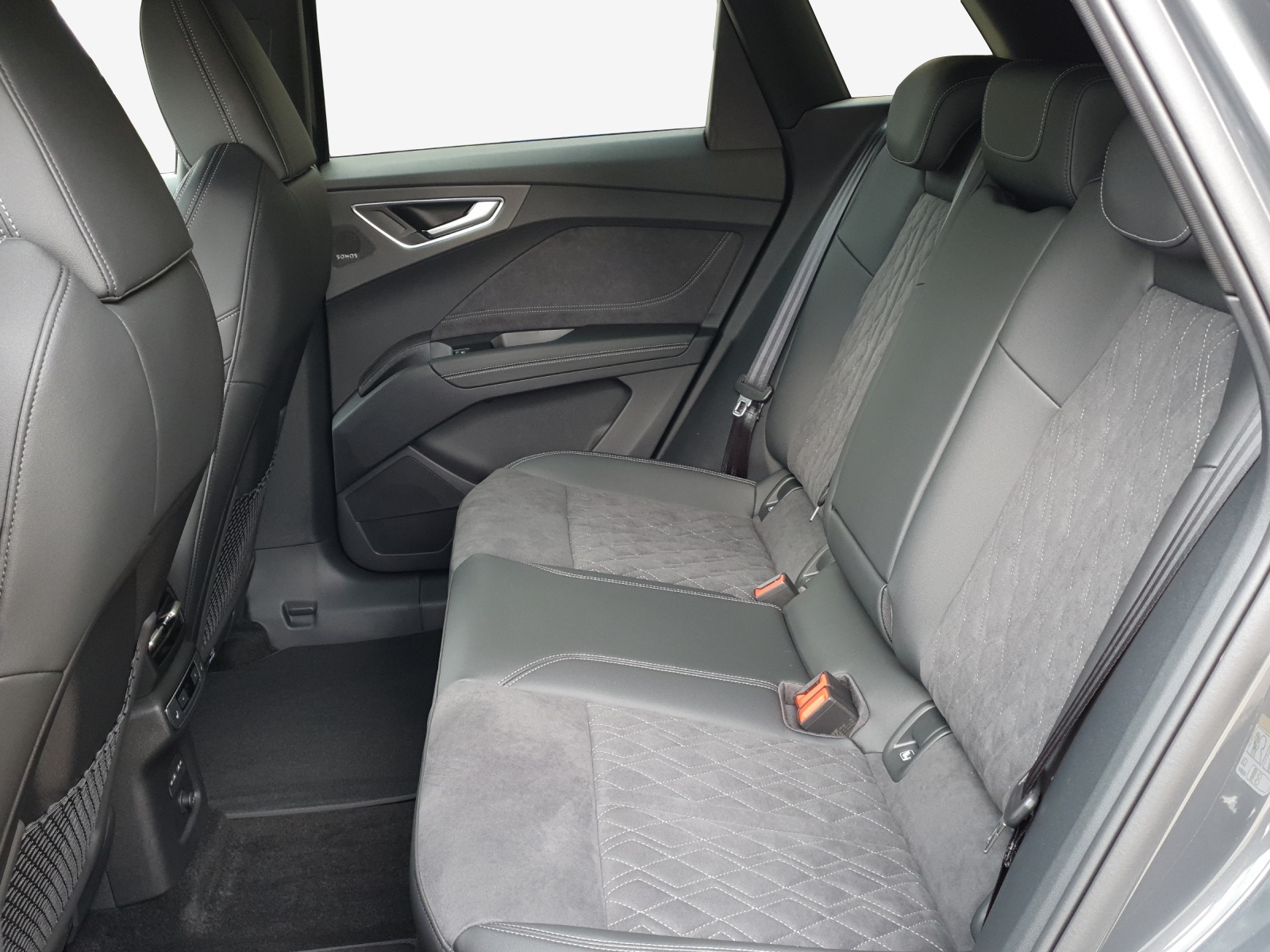 AUDI Q4 e-tron SUV quattro performance Swiss Ski-image-11