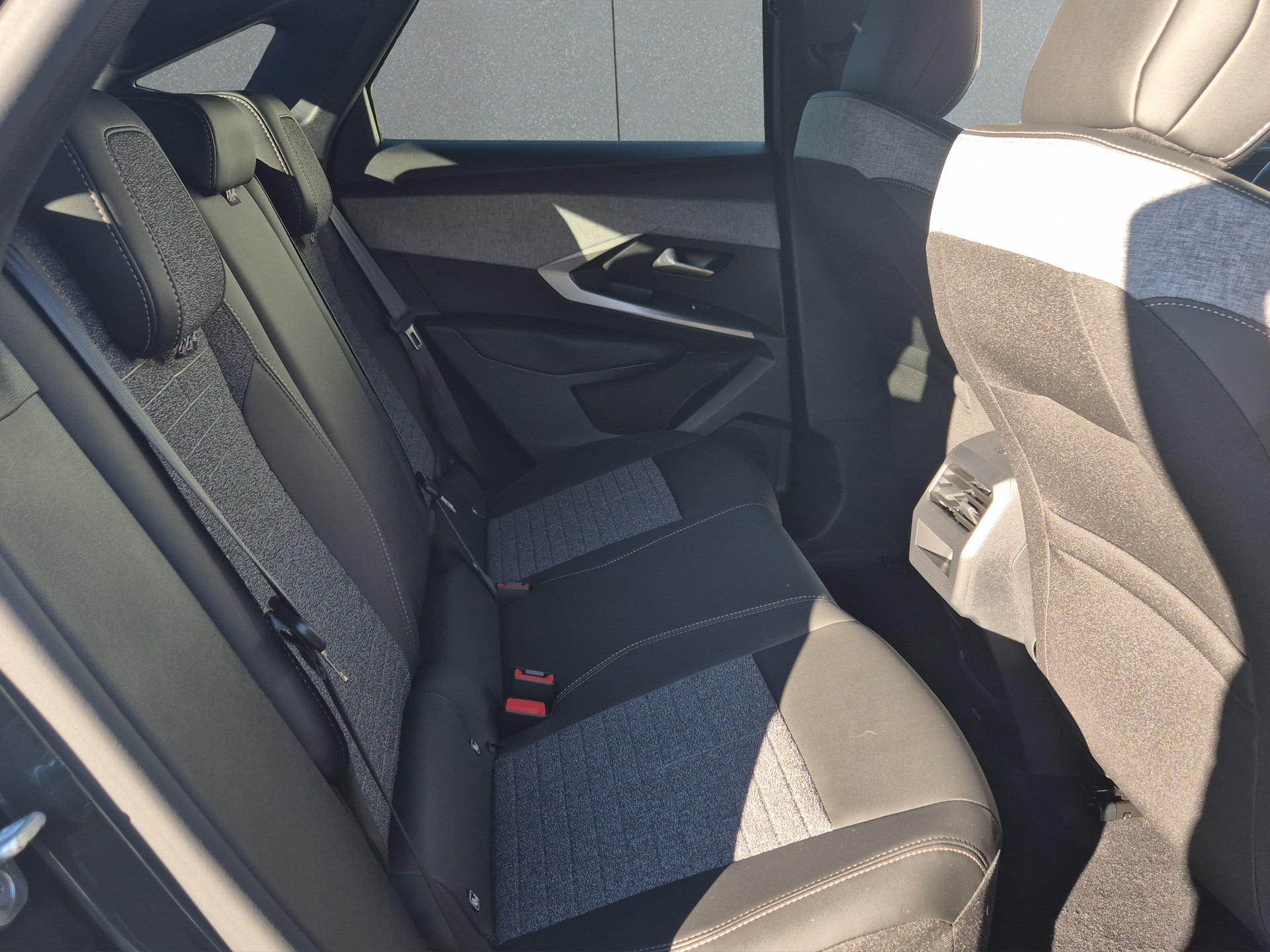 PEUGEOT 3008 e-Allure Premium AWD-image-14