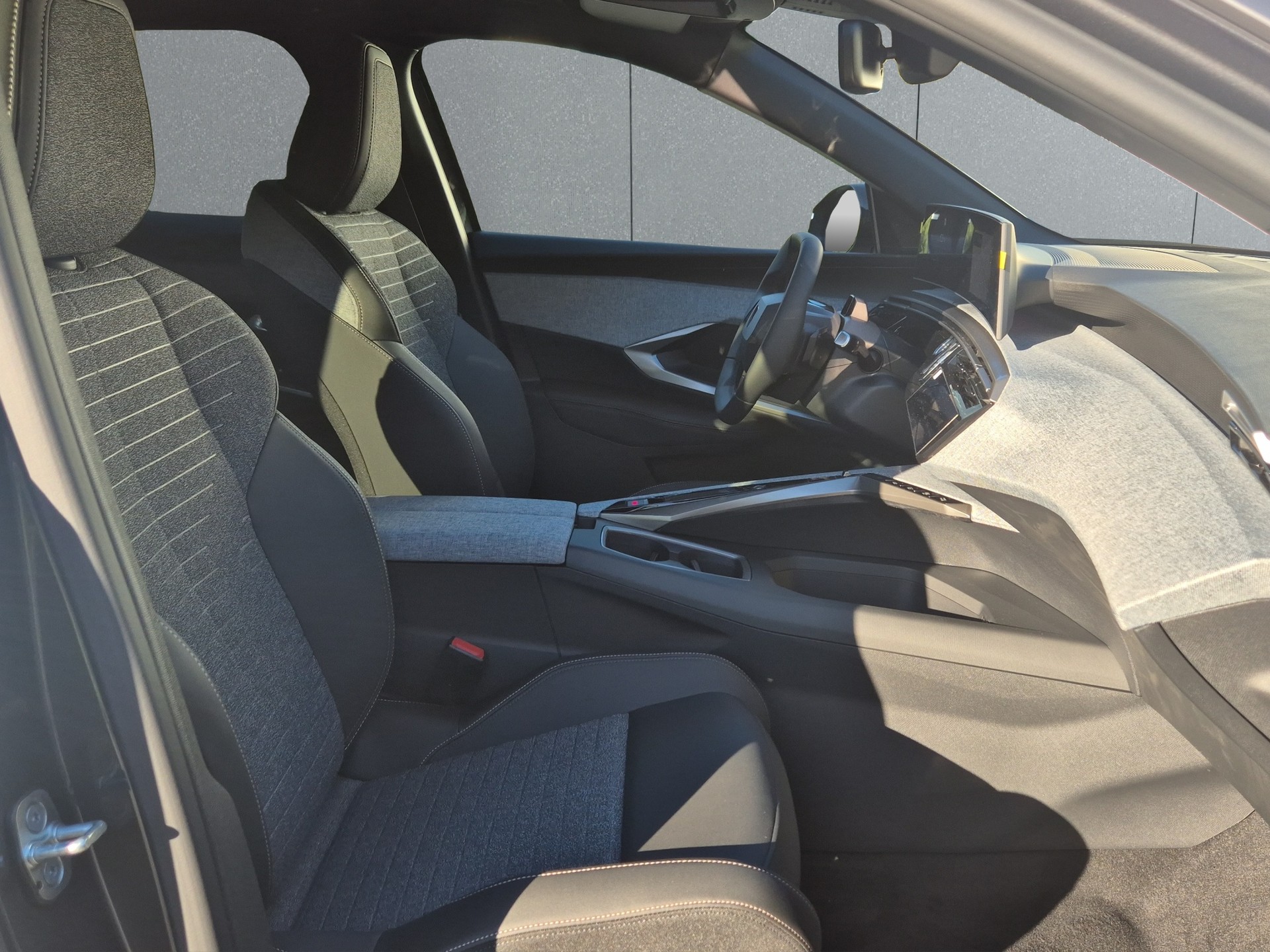PEUGEOT 3008 e-Allure Premium AWD-image-13