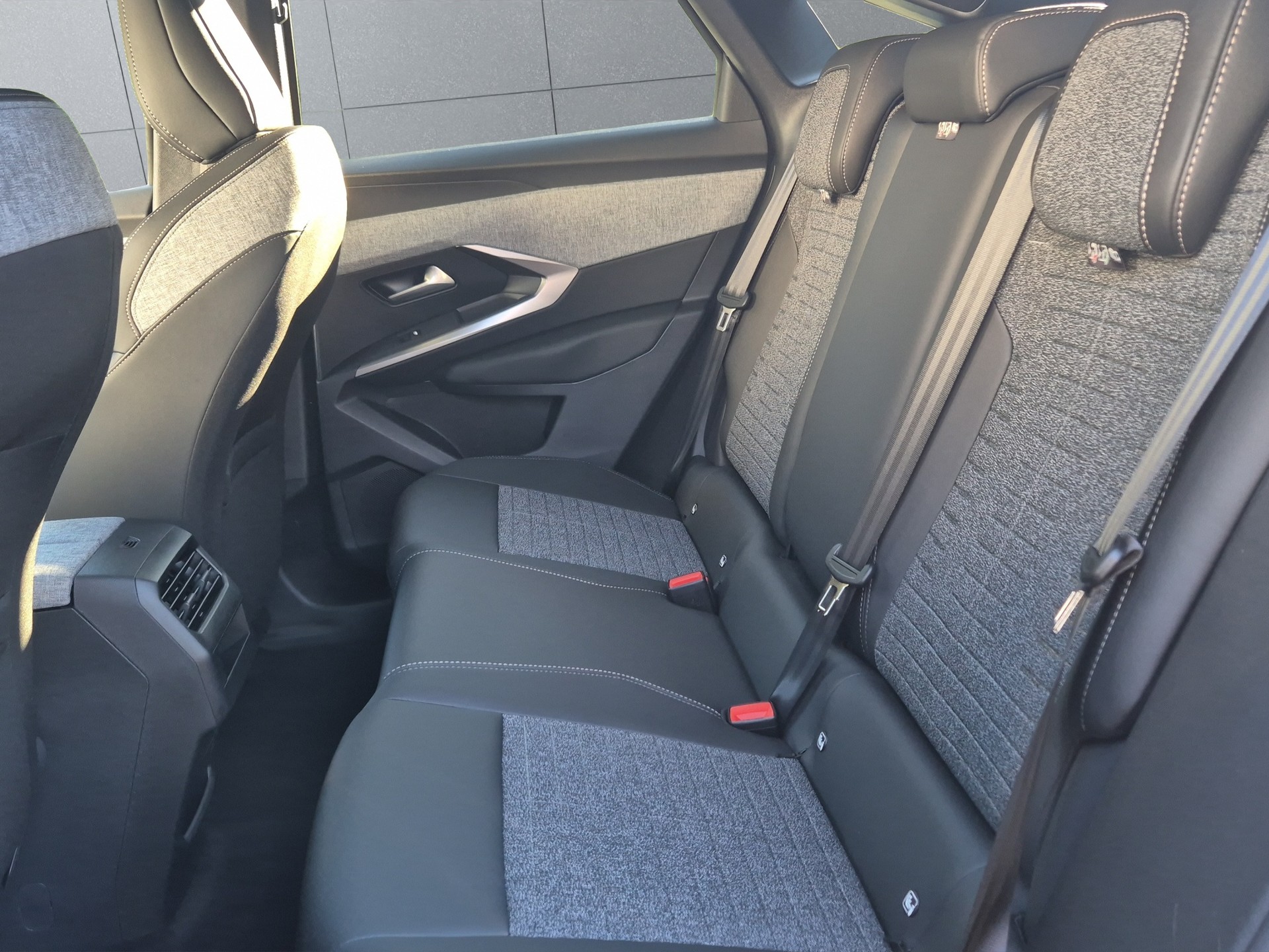 PEUGEOT 3008 e-Allure Premium AWD-image-9