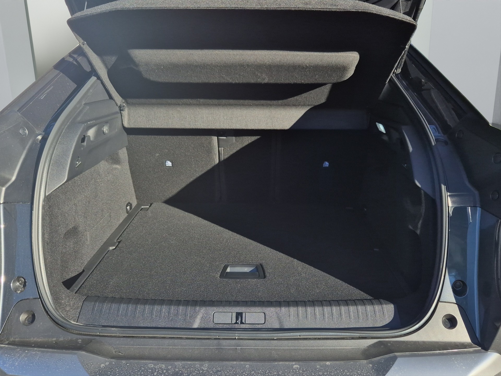 PEUGEOT 3008 e-Allure Premium AWD-image-15