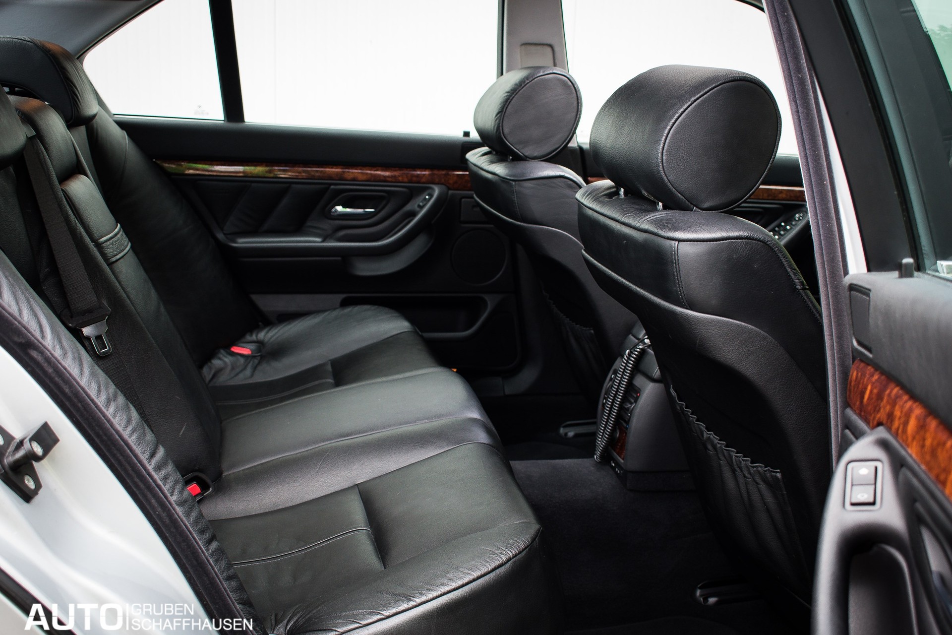 BMW 740i-image-10