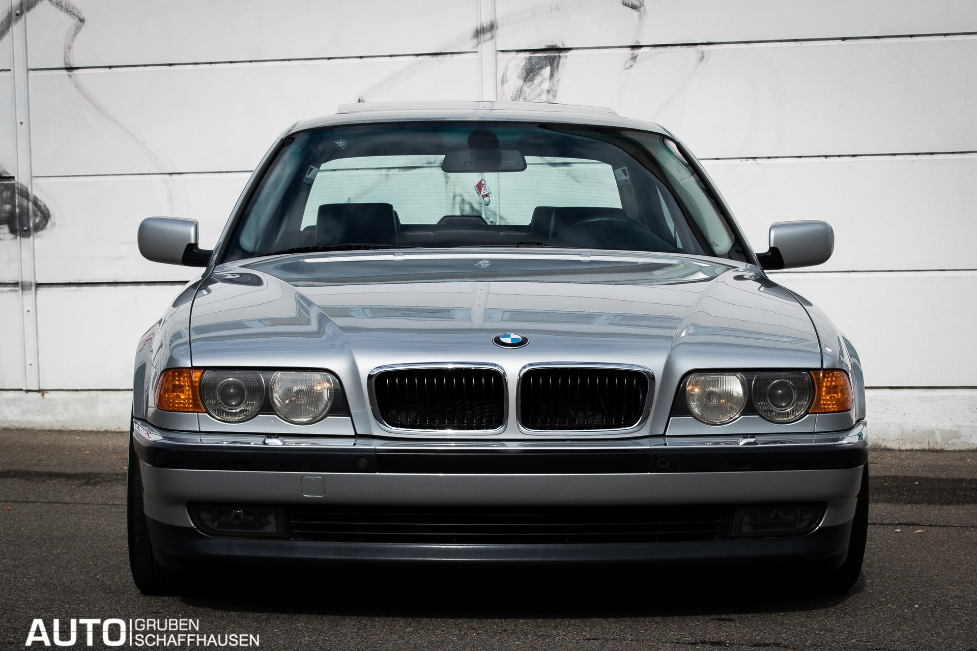 BMW 740i-showroom-element-2