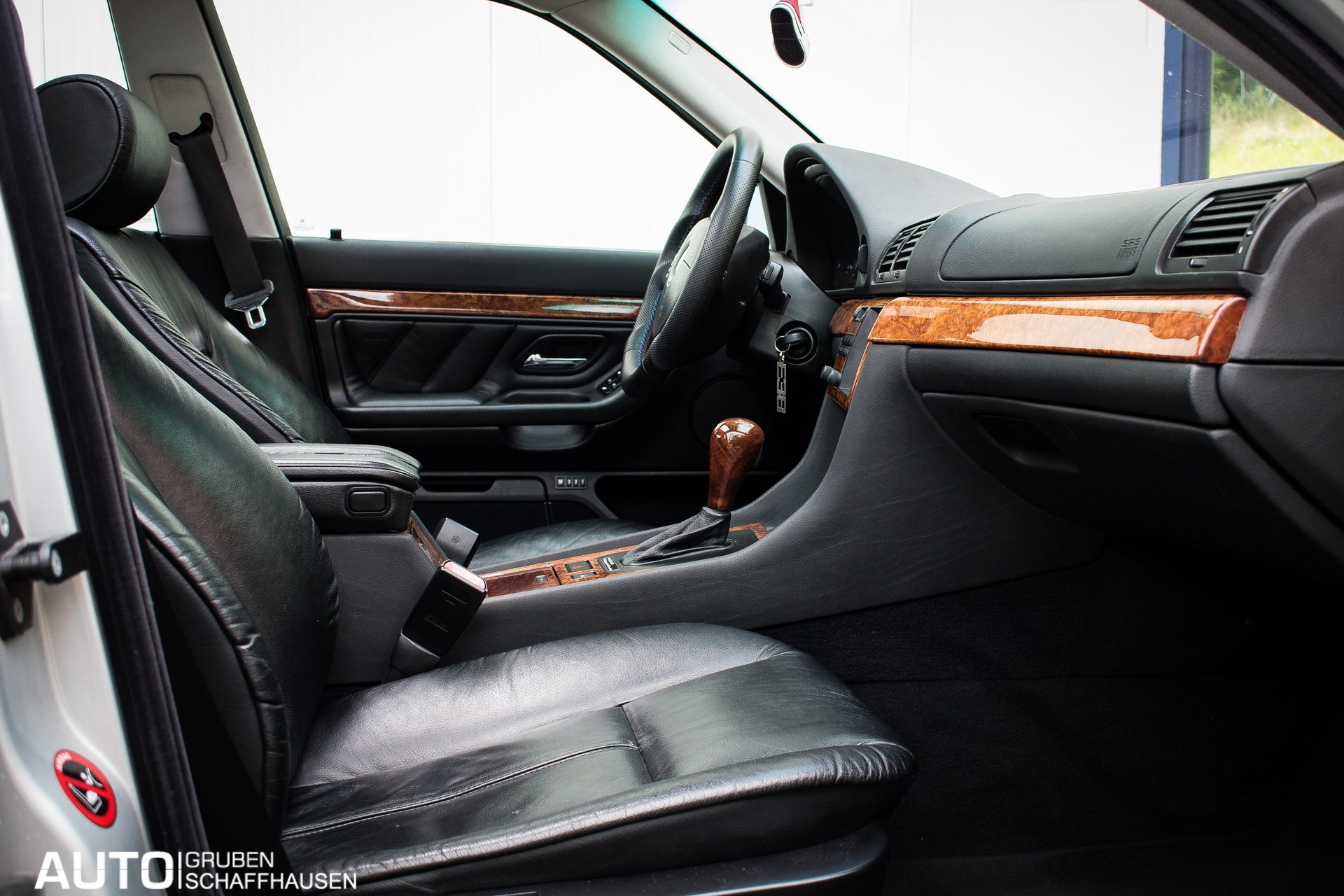 BMW 740i-image-7