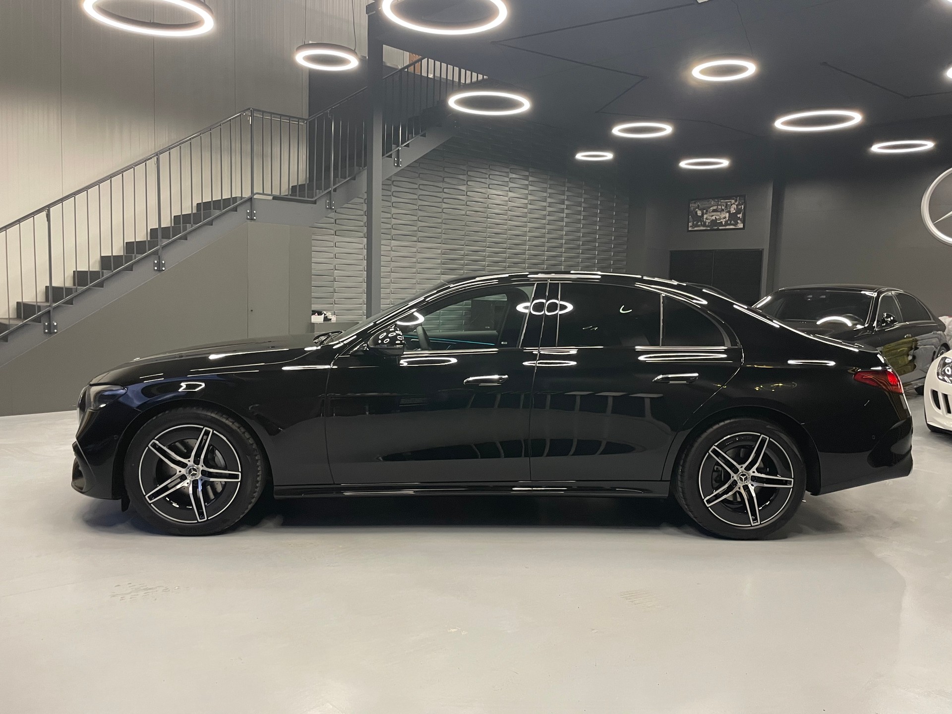 MERCEDES-BENZ E 220 d AMG Line 9G-Tronic-showroom-element-3