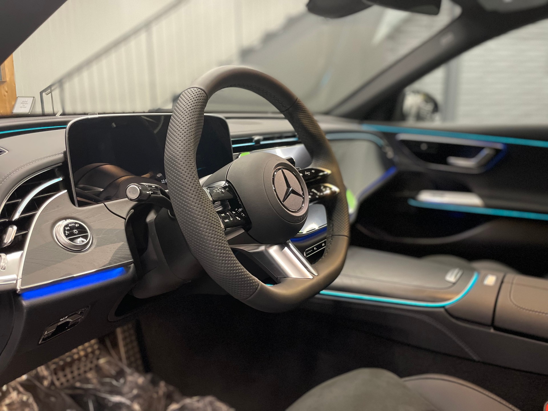 MERCEDES-BENZ E 220 d AMG Line 9G-Tronic-image-12