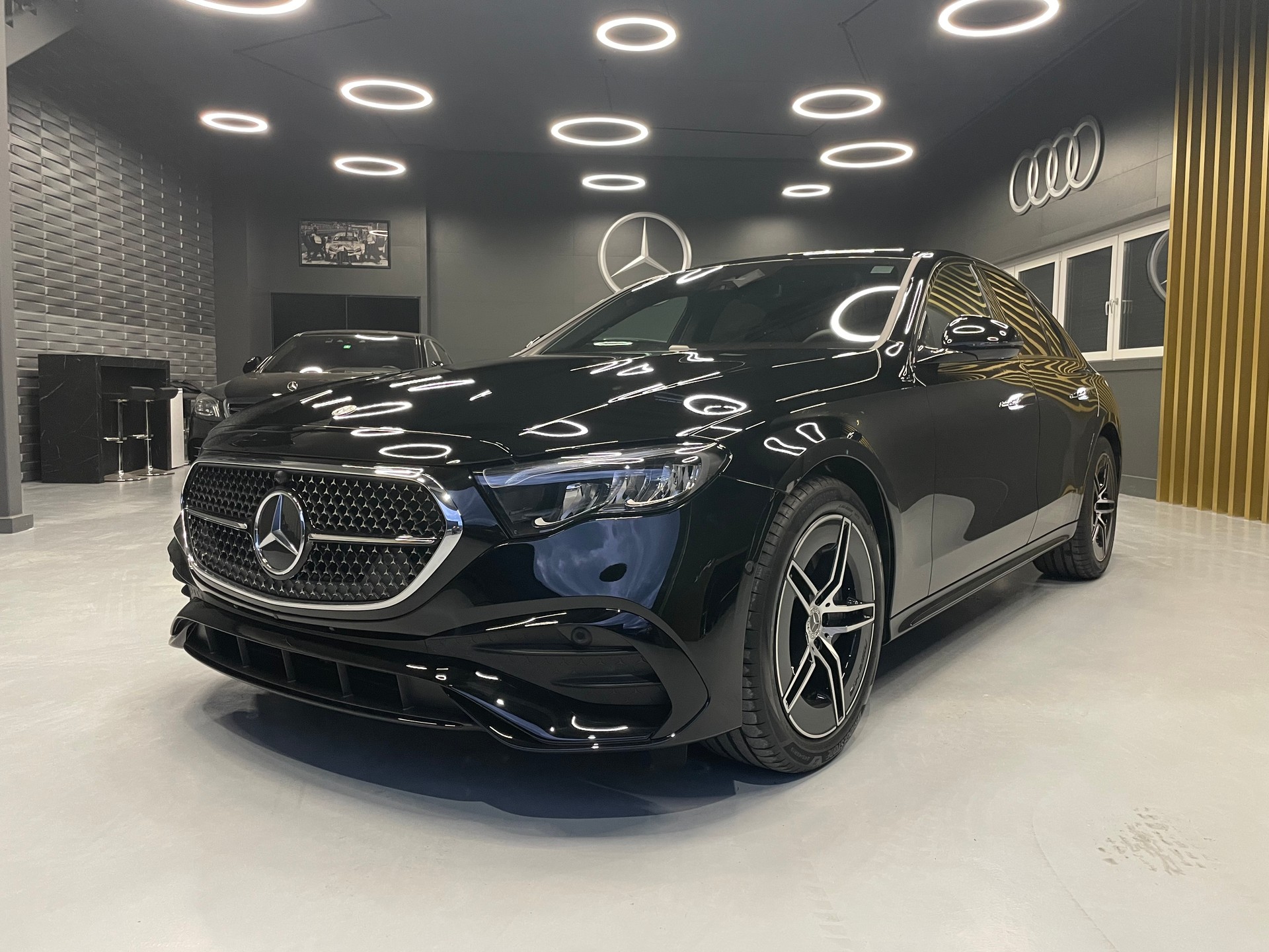 MERCEDES-BENZ E 220 d AMG Line 9G-Tronic-showroom-element-2