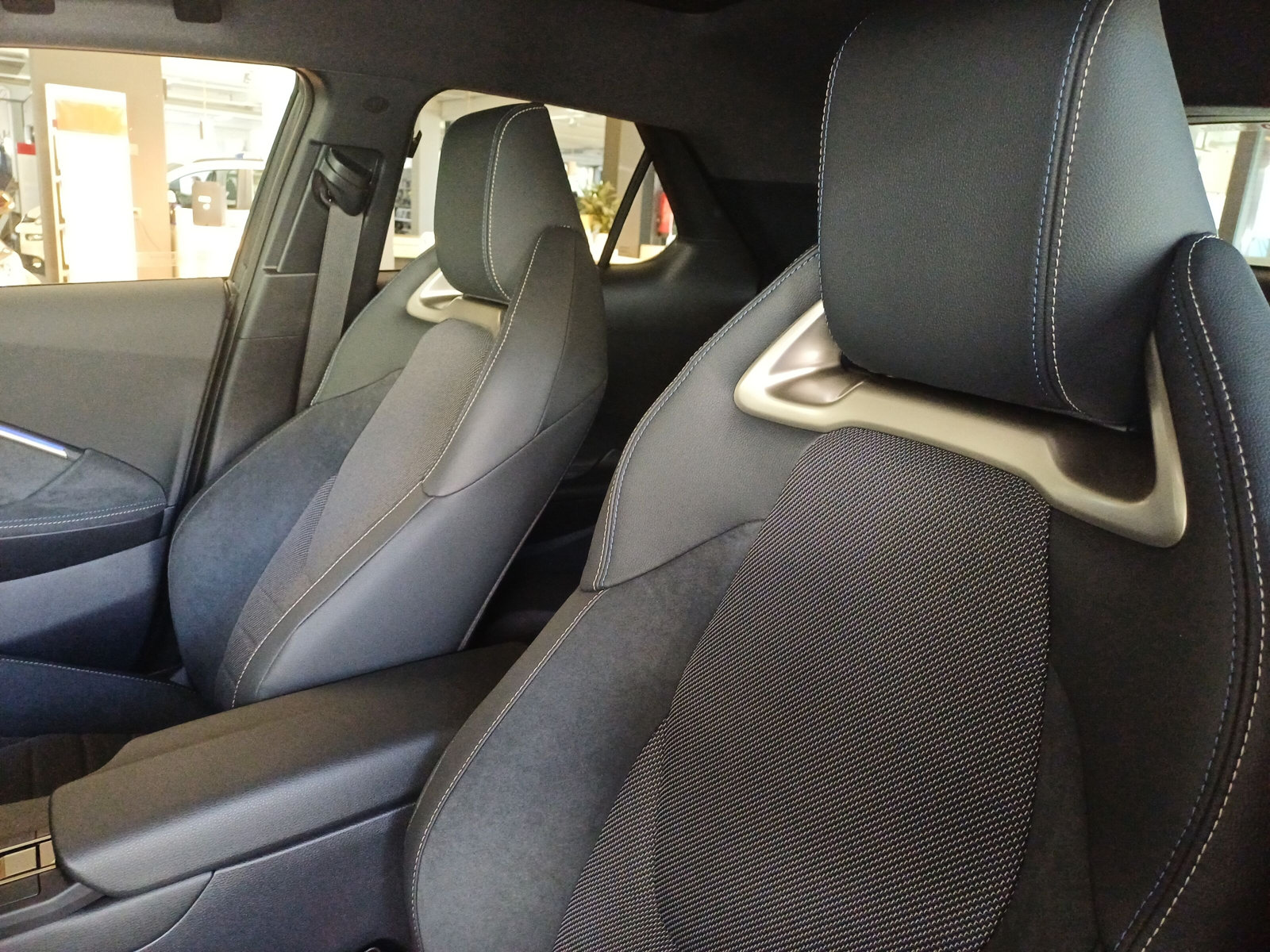 TOYOTA C-HR 2.0 HEV Style 4x4-image-6