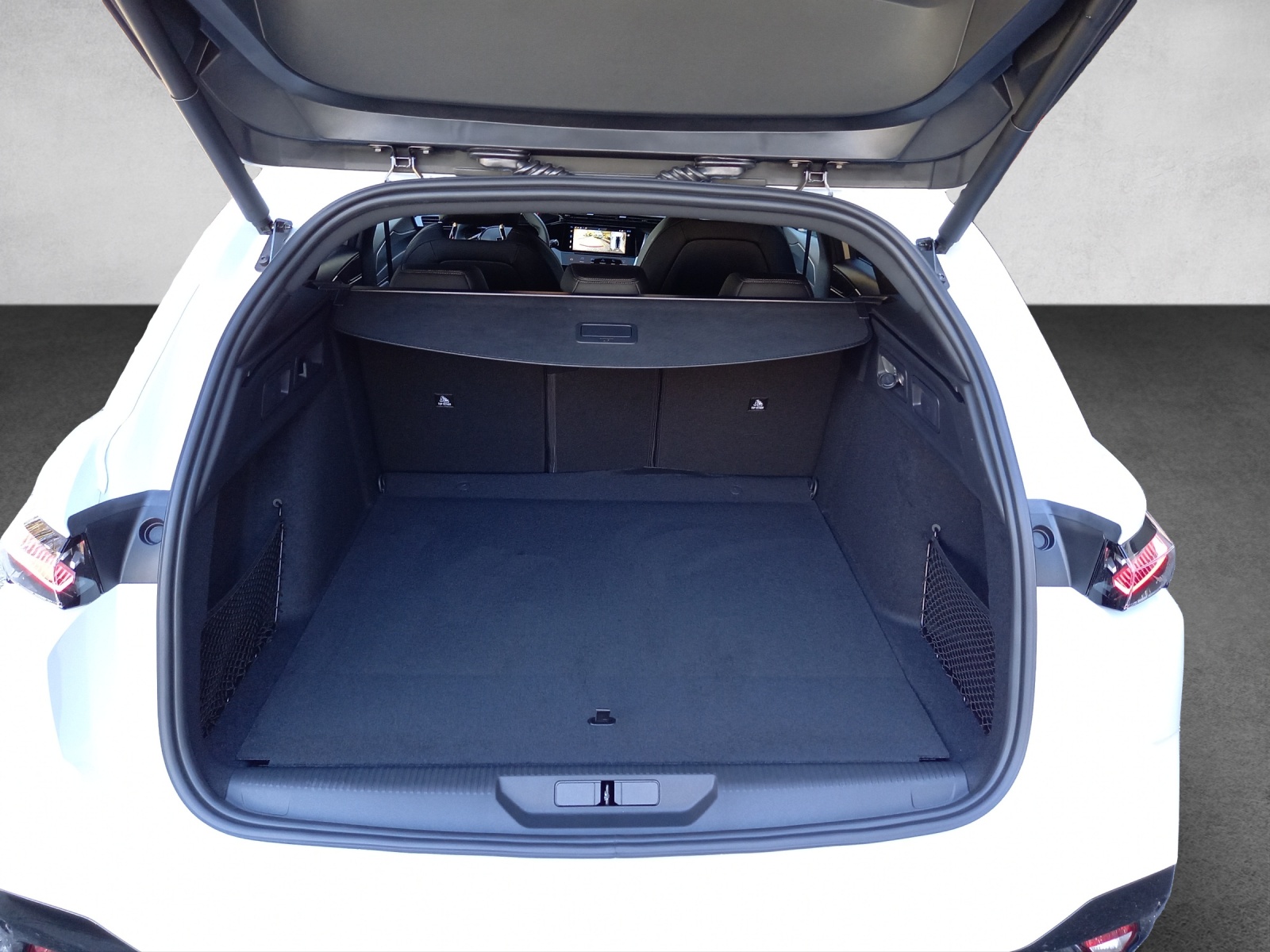 PEUGEOT 308 SW 1.6 PHEV 180 GT-image-12