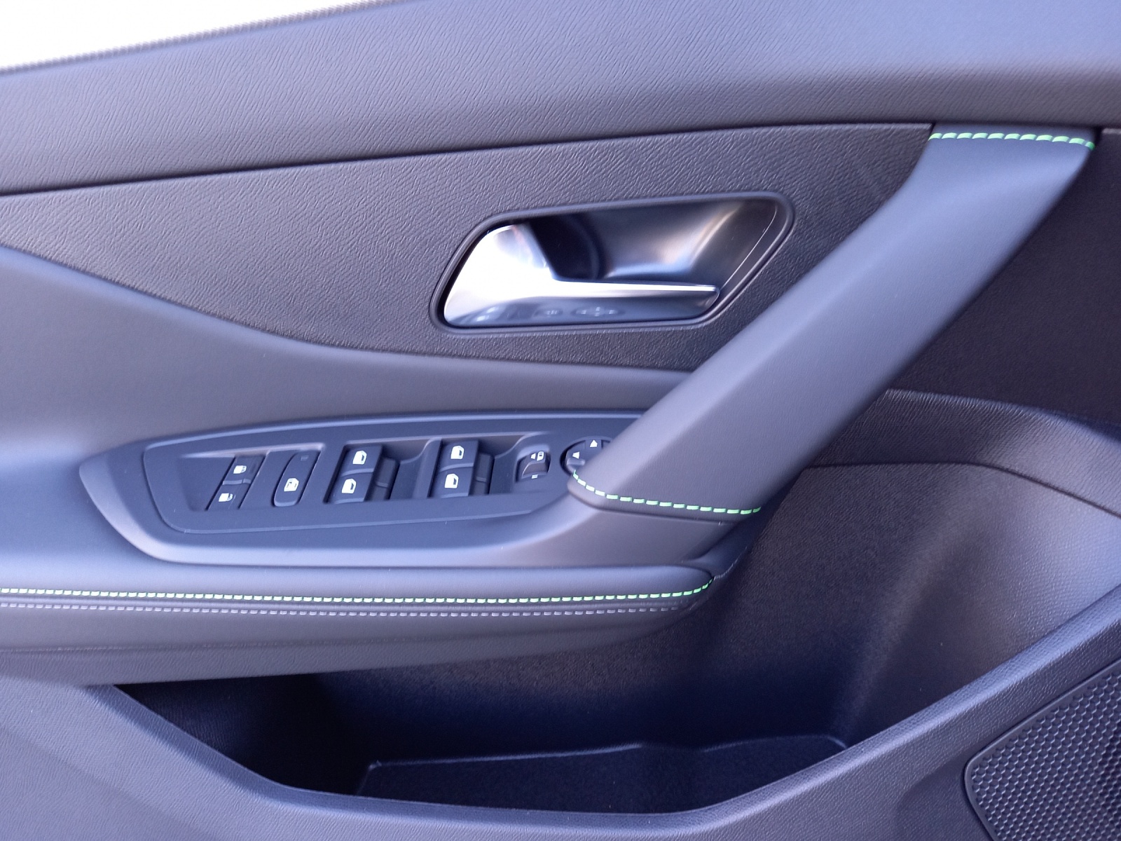 PEUGEOT 308 SW 1.6 PHEV 180 GT-image-11
