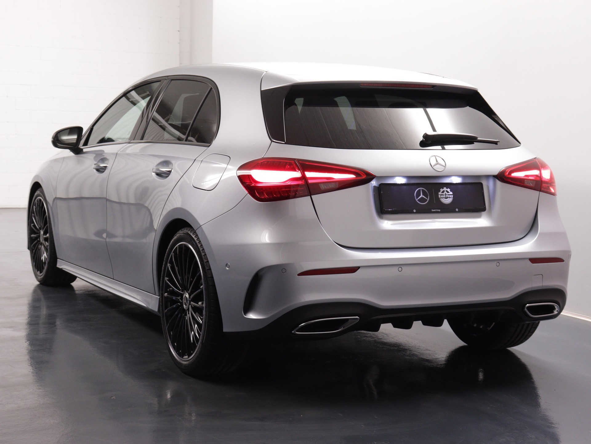 MERCEDES-BENZ A 200 Night Star AMG Line-image-4