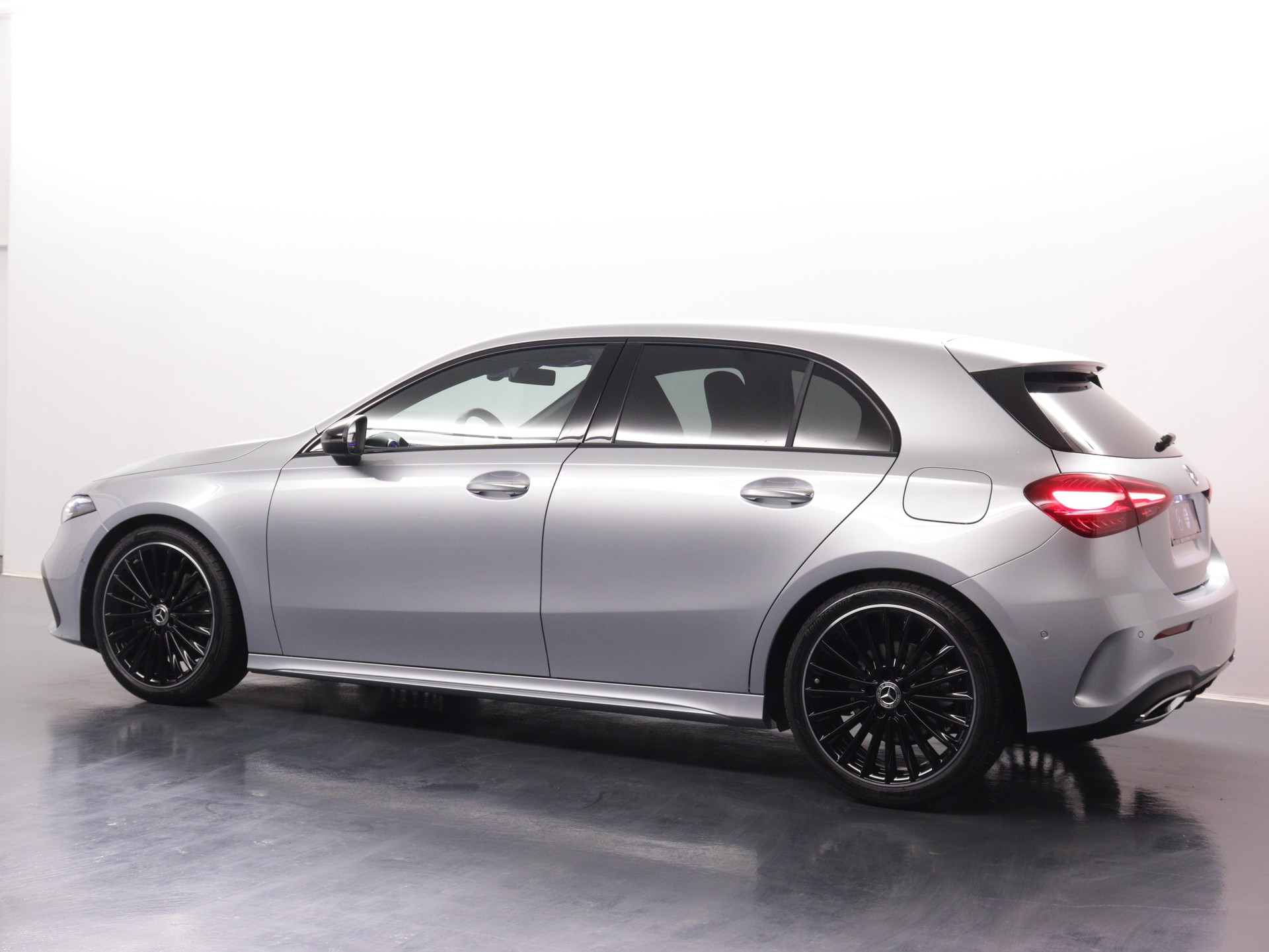 MERCEDES-BENZ A 200 Night Star AMG Line-image-3