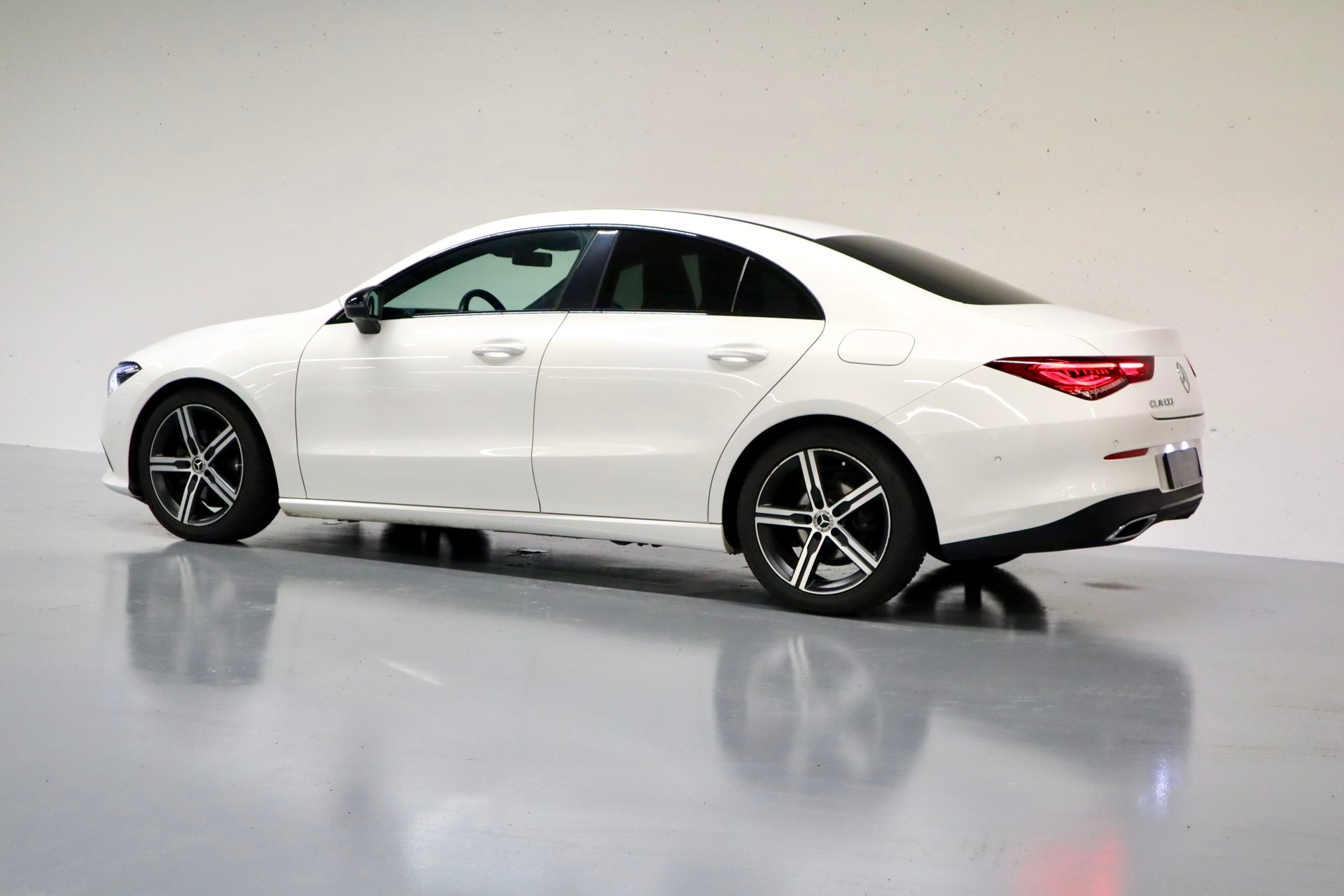 MERCEDES-BENZ CLA 180 PROGRESSIVE AUTOMAT | CH-FZG | GRATIS SERVICE | FRISCH AB MFK | SPORT PAKET BLACK | RÜCKFAHRKAMERA-image-2