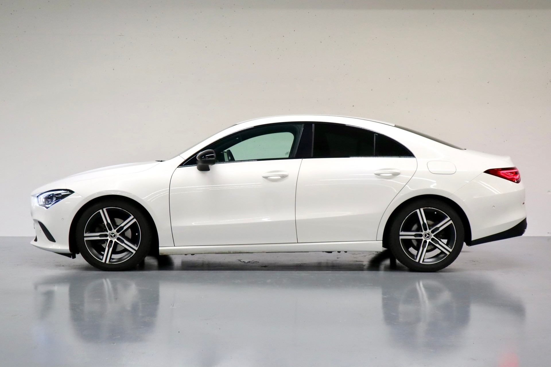 MERCEDES-BENZ CLA 180 PROGRESSIVE AUTOMAT | CH-FZG | GRATIS SERVICE | FRISCH AB MFK | SPORT PAKET BLACK | RÜCKFAHRKAMERA-image-1