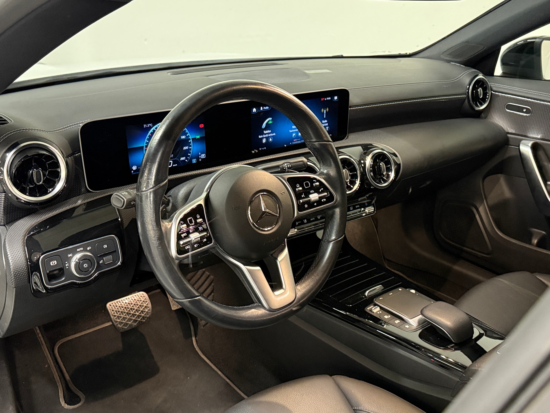 MERCEDES-BENZ CLA 180 PROGRESSIVE AUTOMAT | CH-FZG | GRATIS SERVICE | FRISCH AB MFK | SPORT PAKET BLACK | RÜCKFAHRKAMERA-image-9