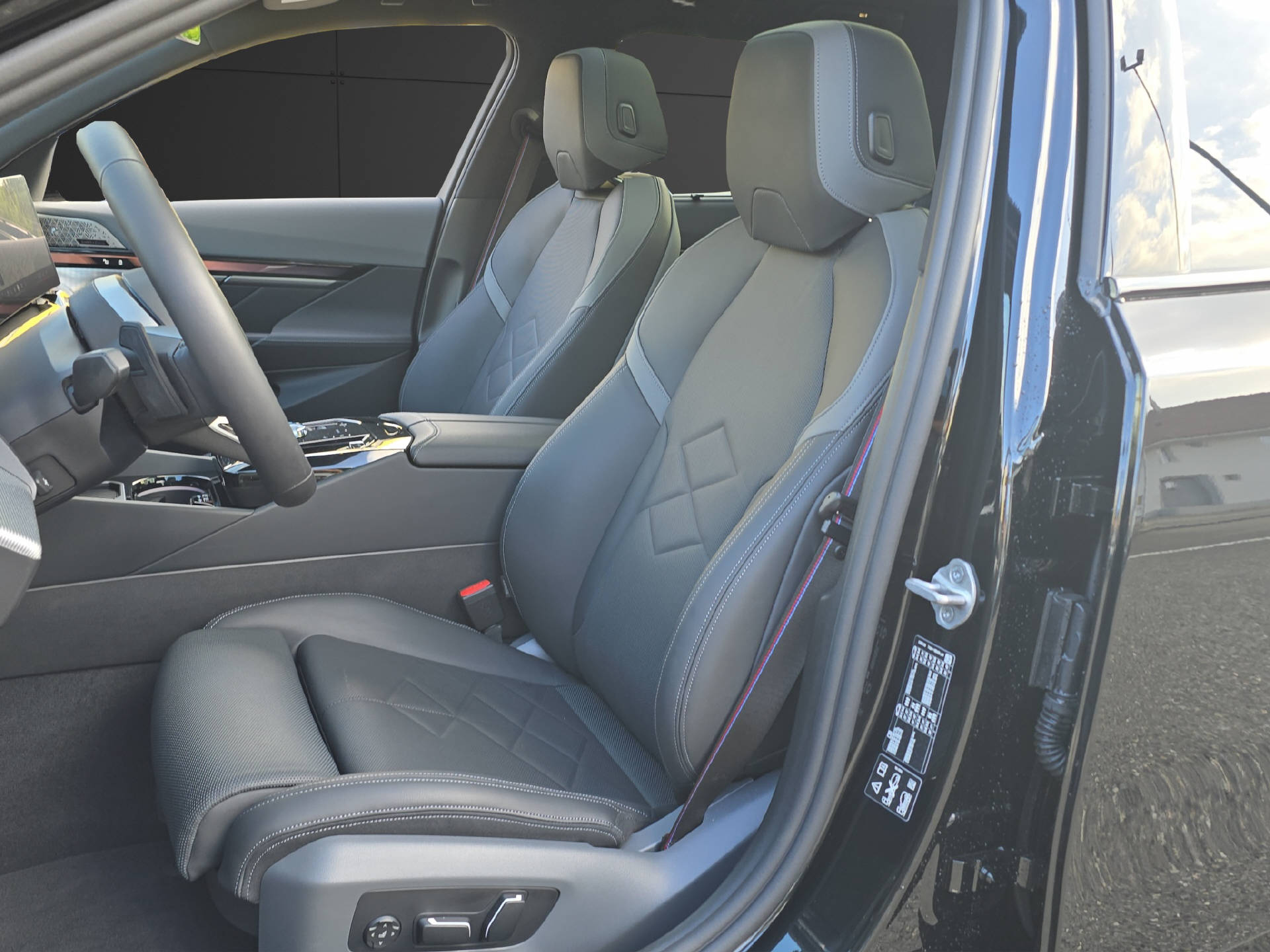 BMW 520d xDrive Touring M Sport PRO ** VOLLAUSSTATTUNG // 5 Jahre GARANTIE // 2'000 kg Anhängelast **-image-8